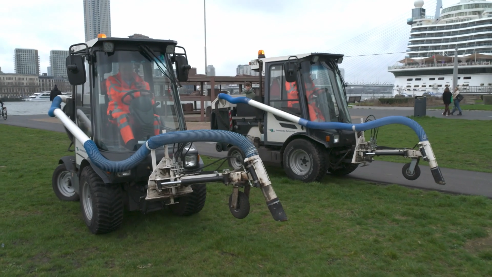 Mitchel mag gaan POEPZUIGEN met de POEPSCOOTER