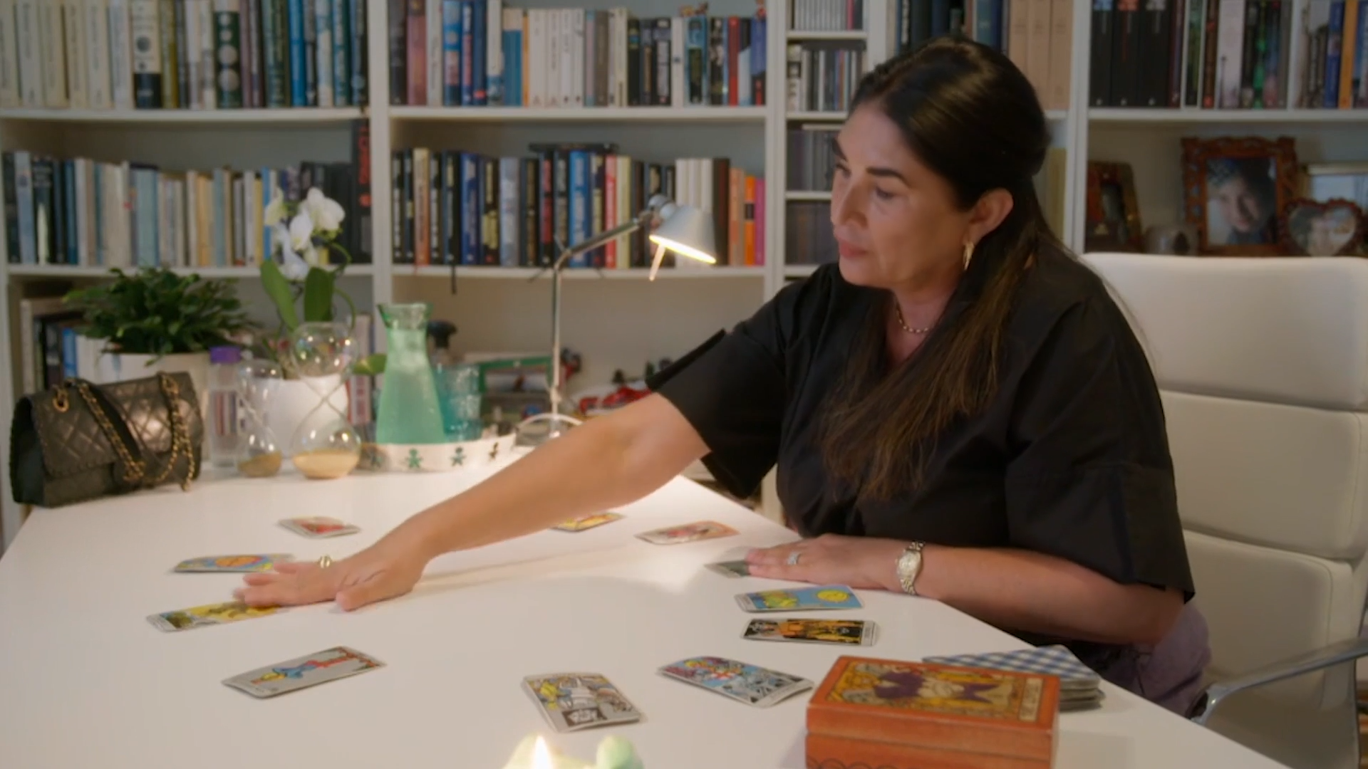 Daniella gaat op zoek naar antwoorden met tarotkaarten