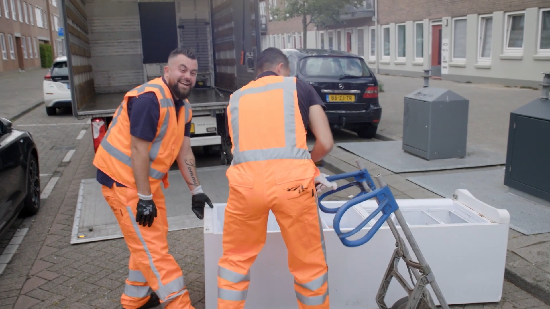 CHAOS! Bereikt de KOELKAST nog wel de vrachtwagen?