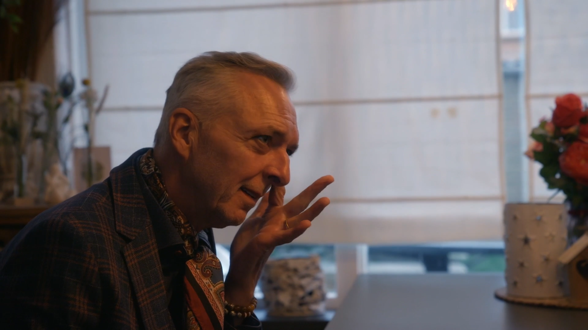 Martien emotioneel bij bezoek bijstandsgezin
