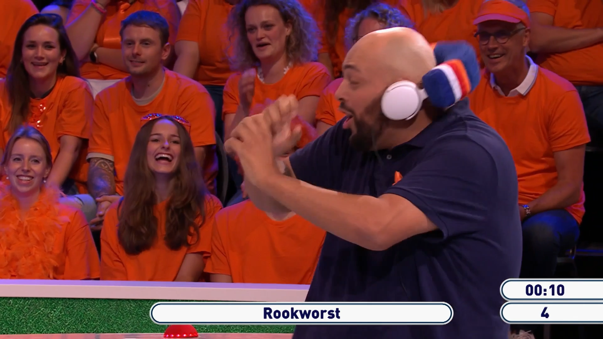QUCEE probeert een ROOKWORST uit te beelden!