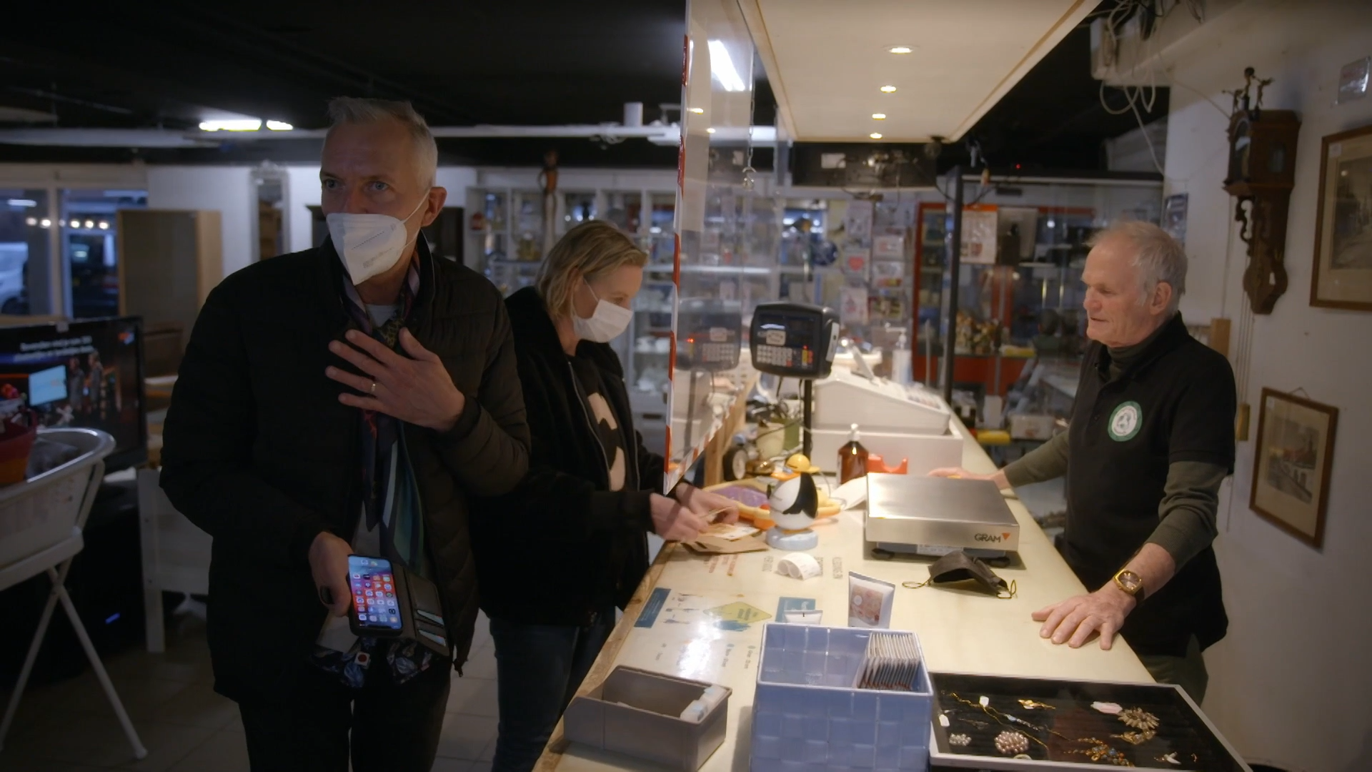 Martien en Erica gaan los in de kringloopwinkel