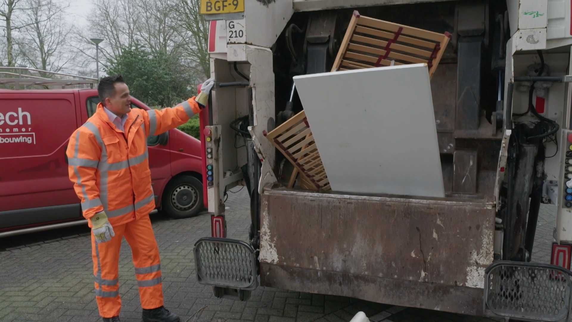 Mitch HAALT een berg GROFVUIL op