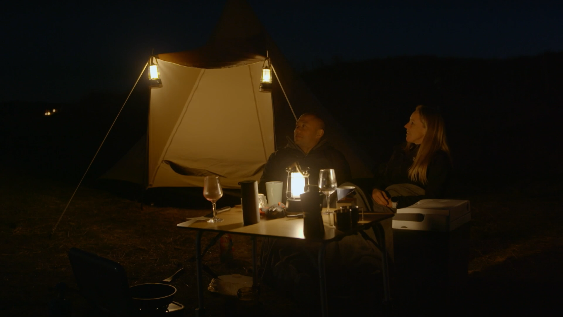 Rico en Wendy sluiten de avond gezellig af onder de volle maan