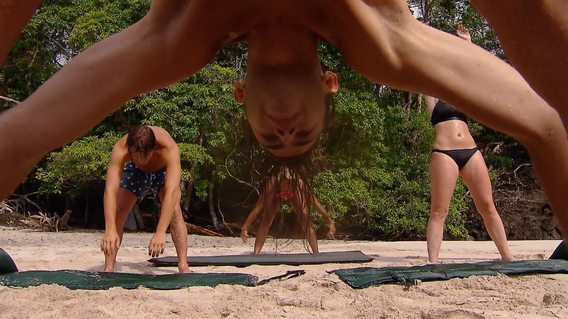 Giel geeft een ONTSPANNEN YOGALES op het strand