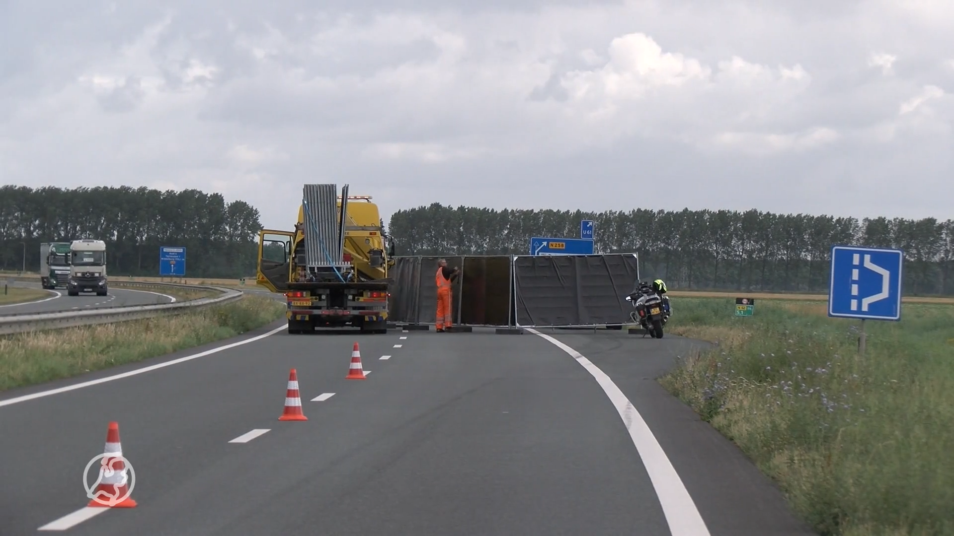 Voetganger komt om het leven bij aanrijding door vrachtwagen, N62  afgesloten | Hart van Nederland