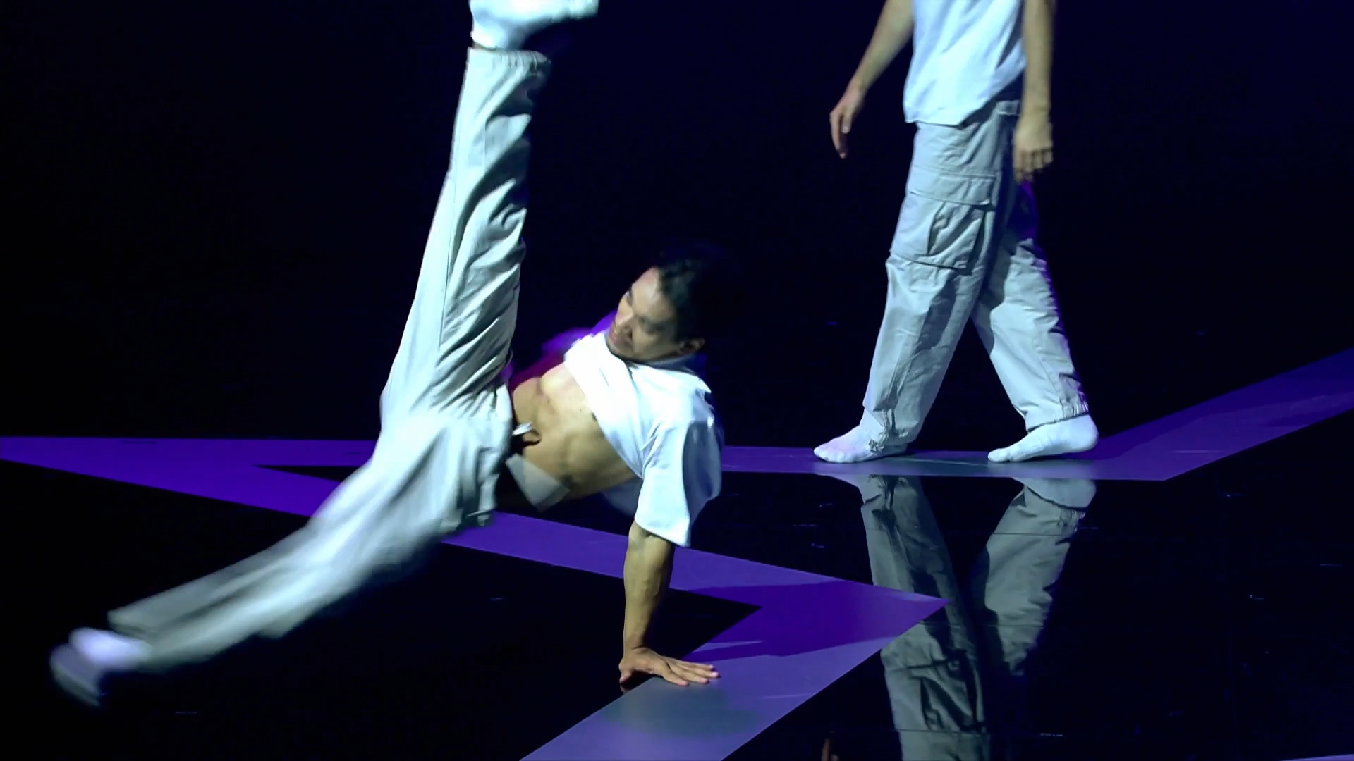 Tom &amp; Des / Breakdancers