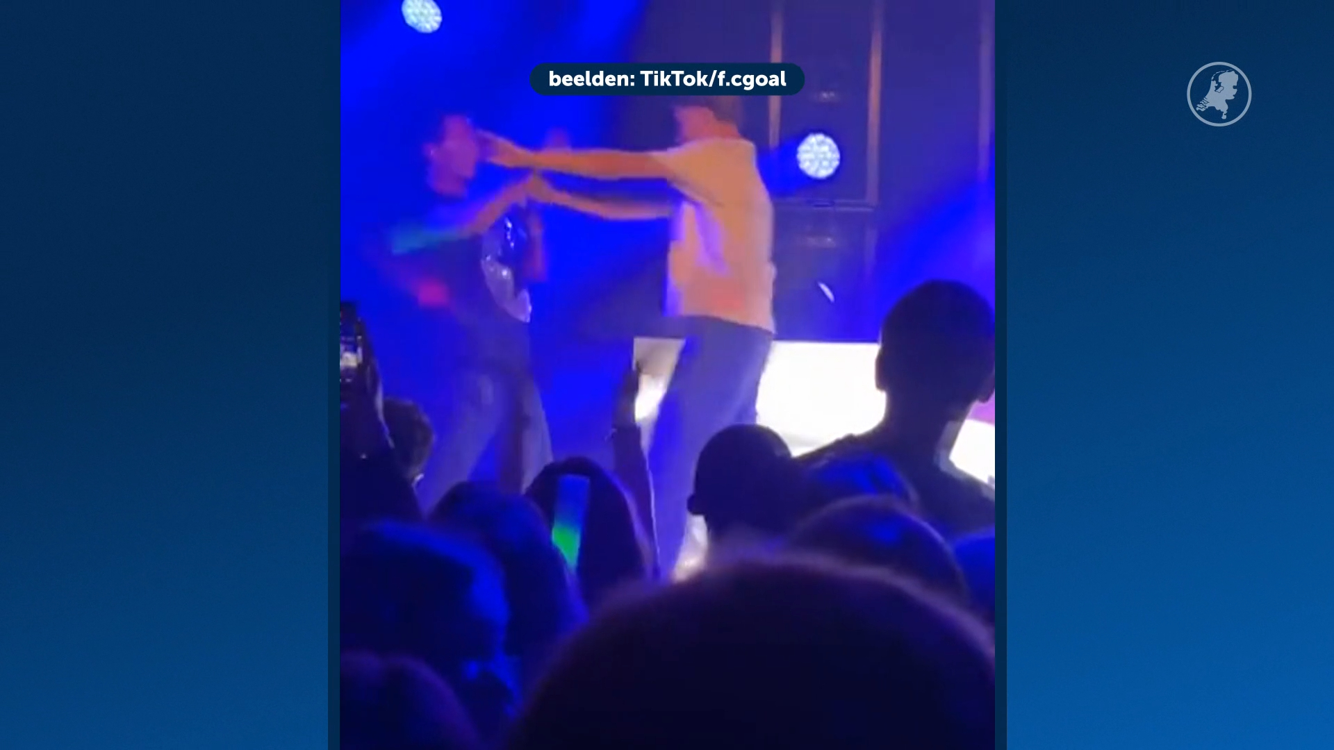 Festivalganger gooit bier naar Gerard Joling