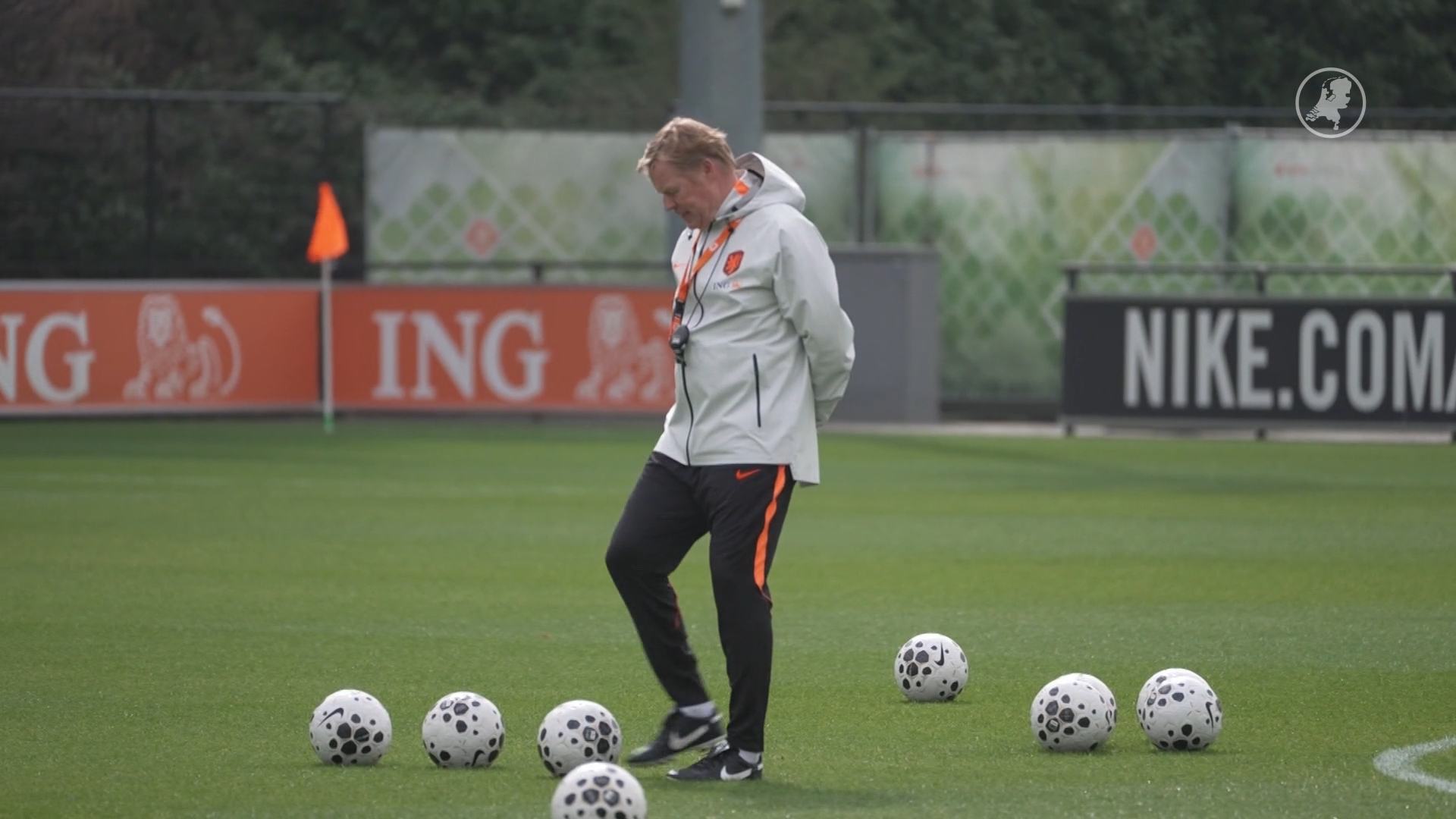 KNVB in gesprek met buitenlandse trainers voor bondscoachschap