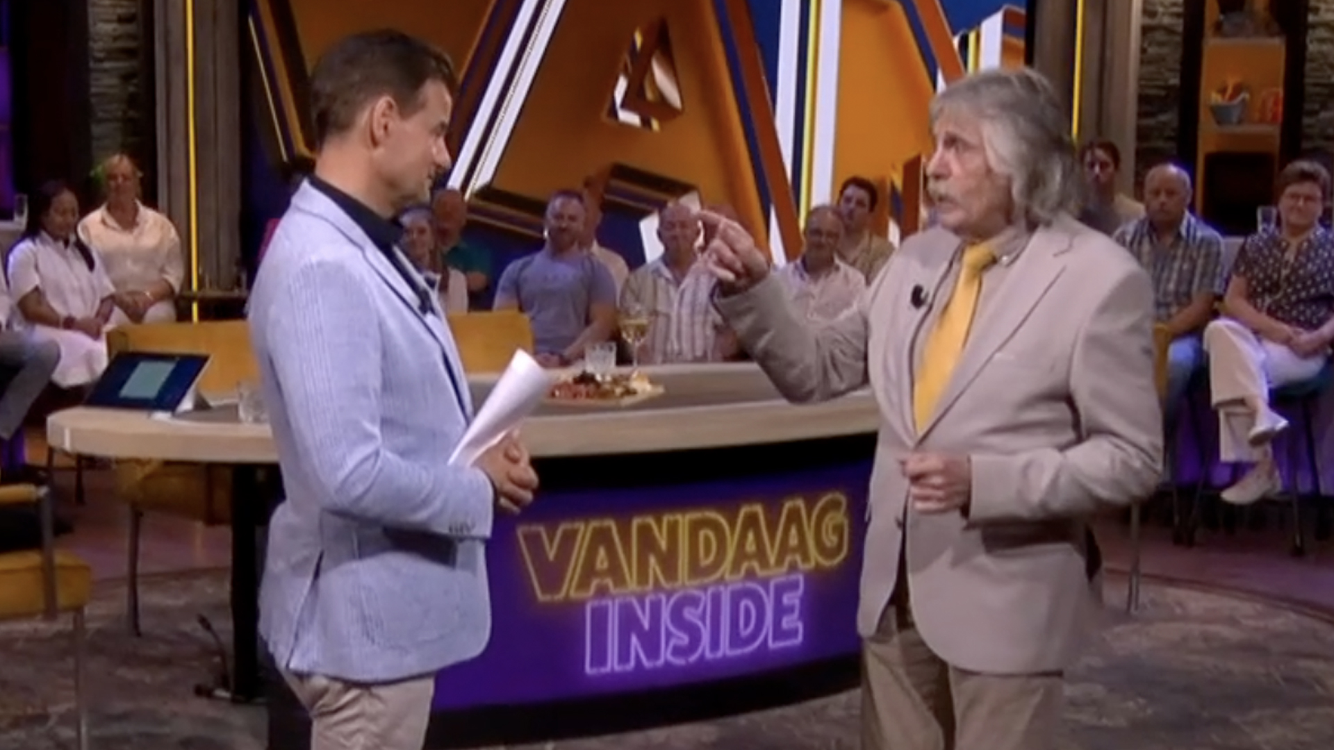 Johan Derksen waarschuwt Wilfred Genee: 'Zodra jij dat doet, schuif ik niet meer aan!'