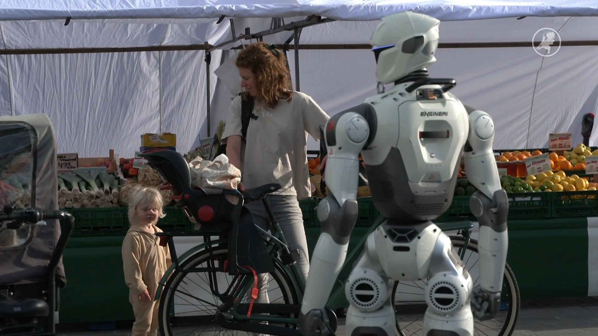 Levensgrote beveiligingsrobot loopt door Nijmegen: is dit de toekomst?