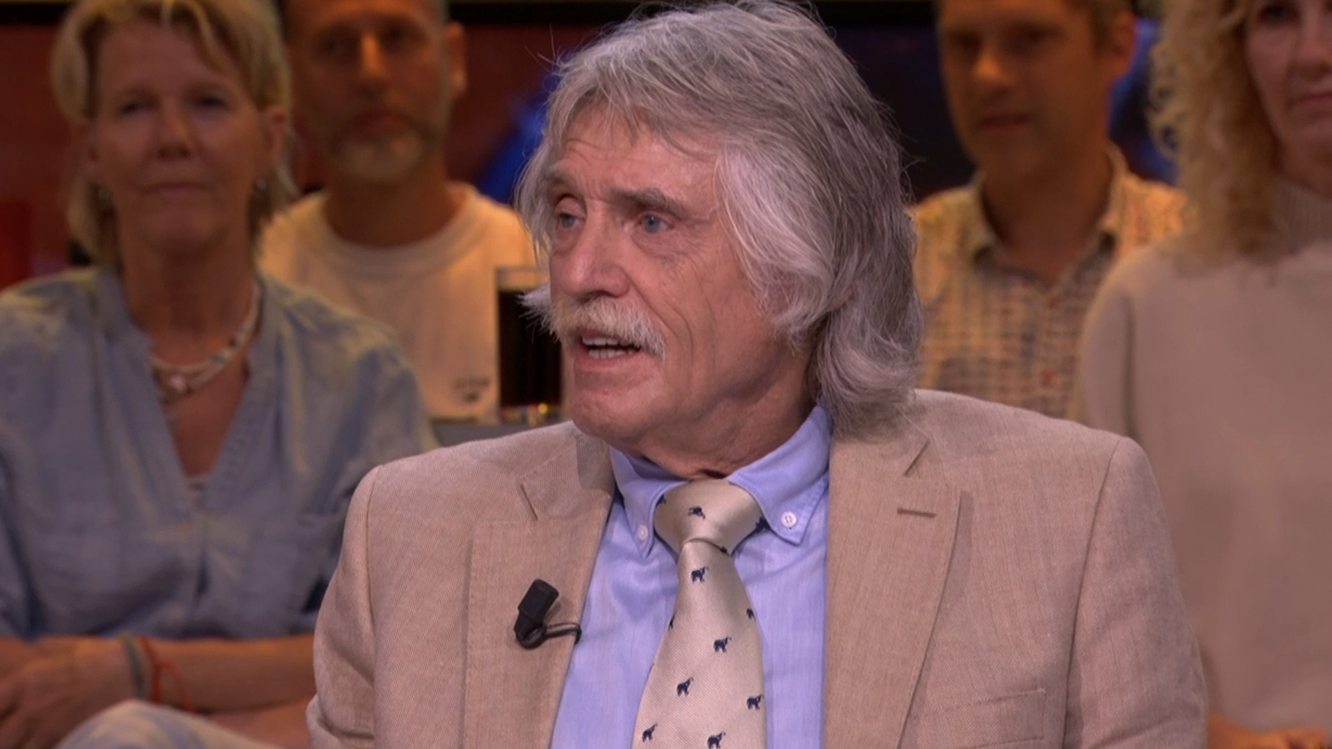Johan Derksen kraakt mediaoptredens van Oranje-internationals: 'Lijkt wel alsof ze gehersenspoeld zijn'