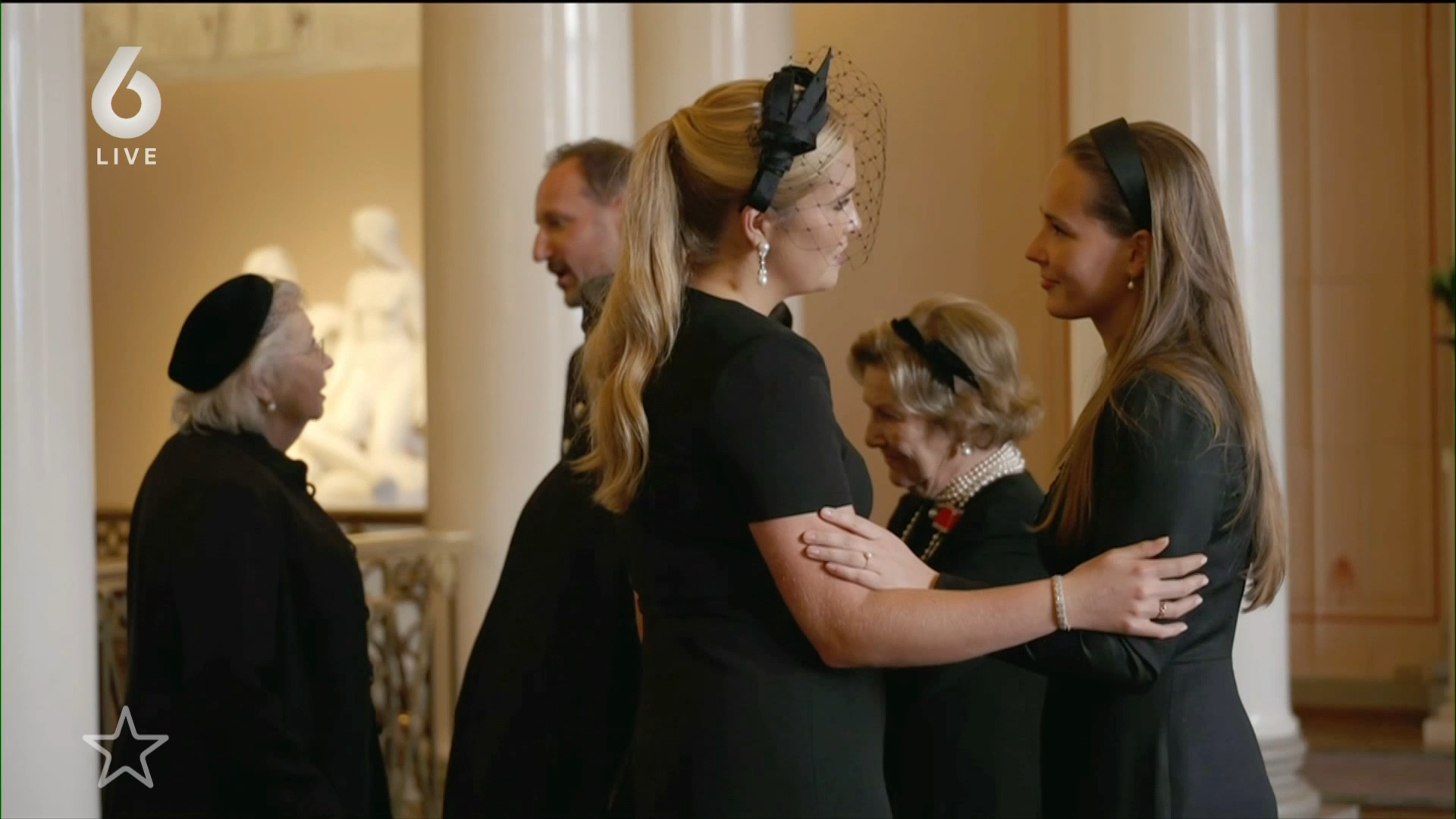 Aanwezige Oranjes betuigen steun aan Noorse koningshuis bij uitvaart Harald