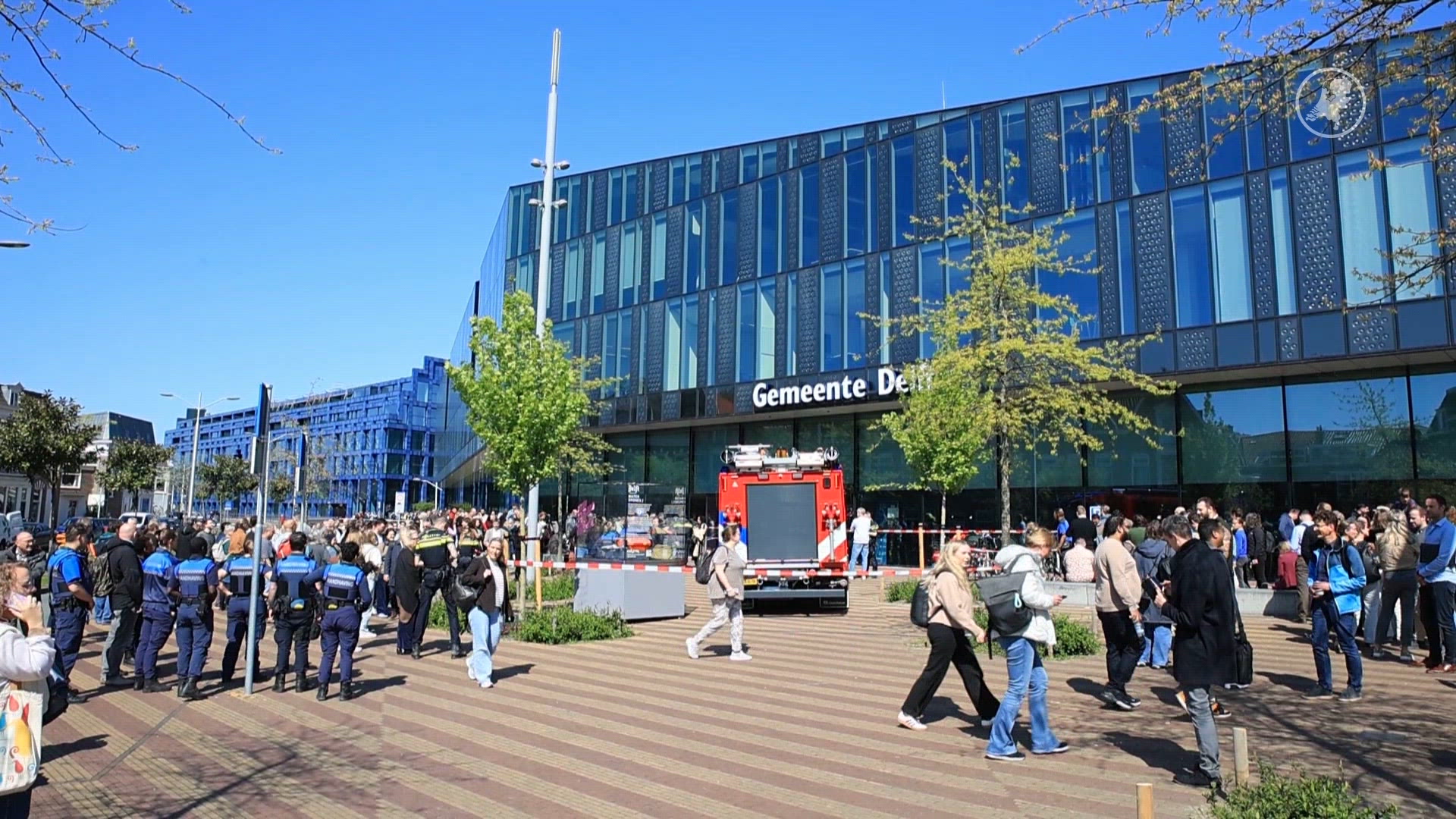 Brandbare stof naar binnen gegooid stadskantoor Delft, pand ontruimd