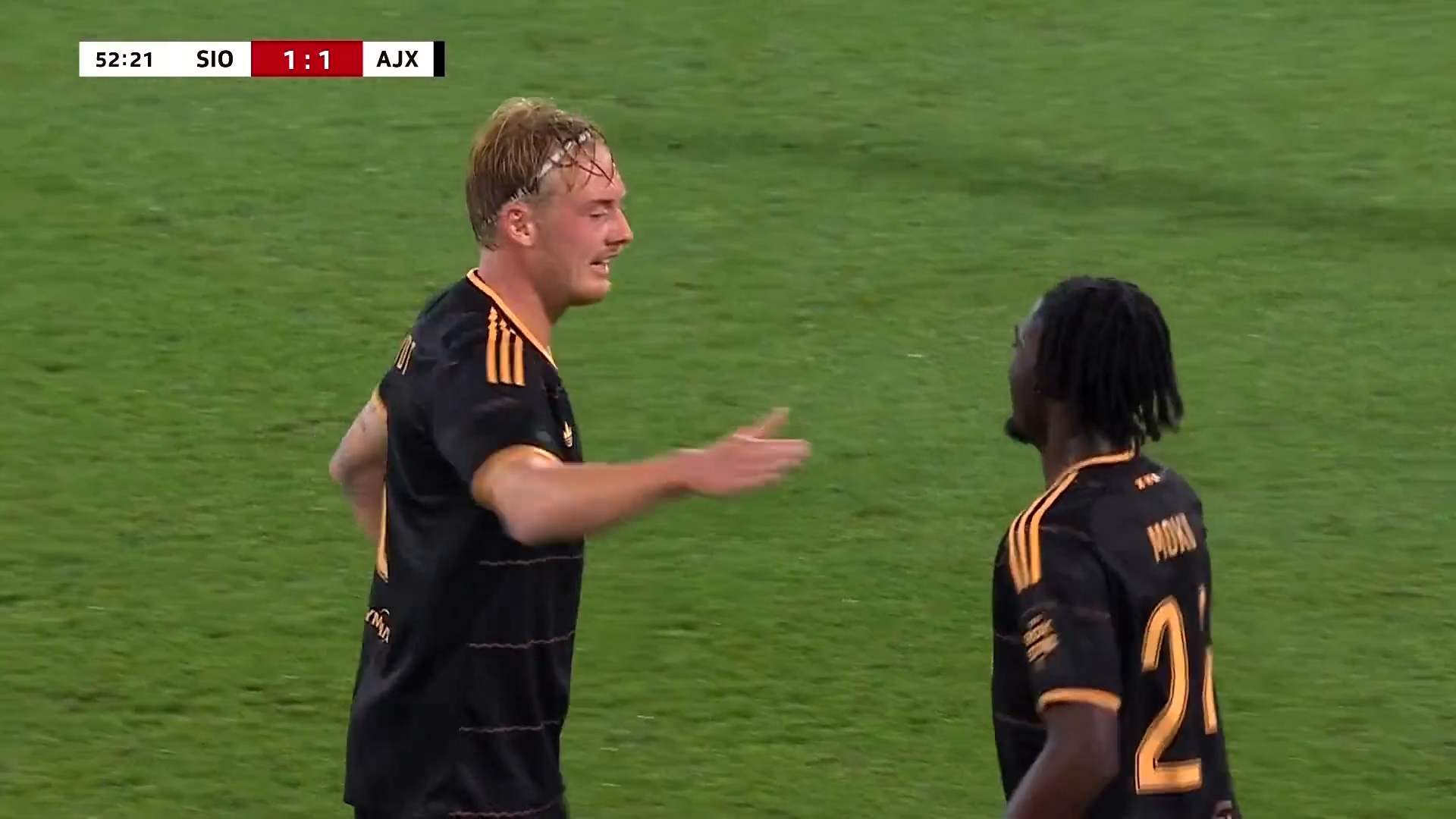 Julian Brandt maakt eerste doelpunt voor Ajax