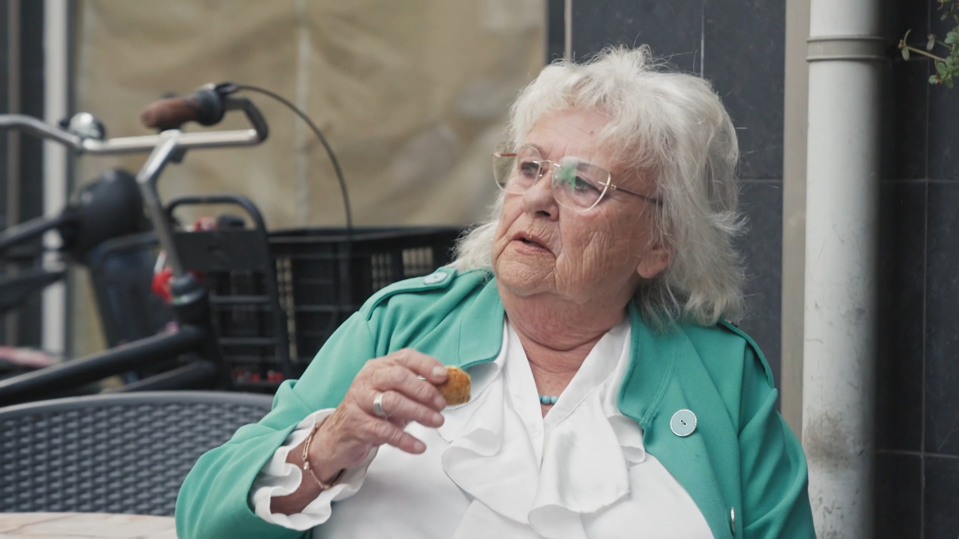 Joke bezoekt oude Haagse wijk met neef Floris