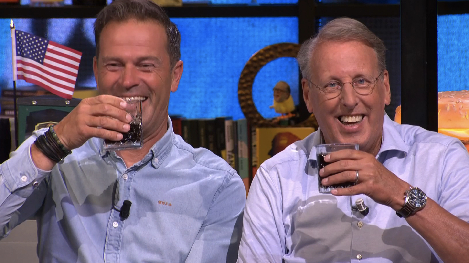 René van der Gijp lacht om barduo Bas Nijhuis en Chris Woerts: 'Dadelijk potje vaseline mee!'