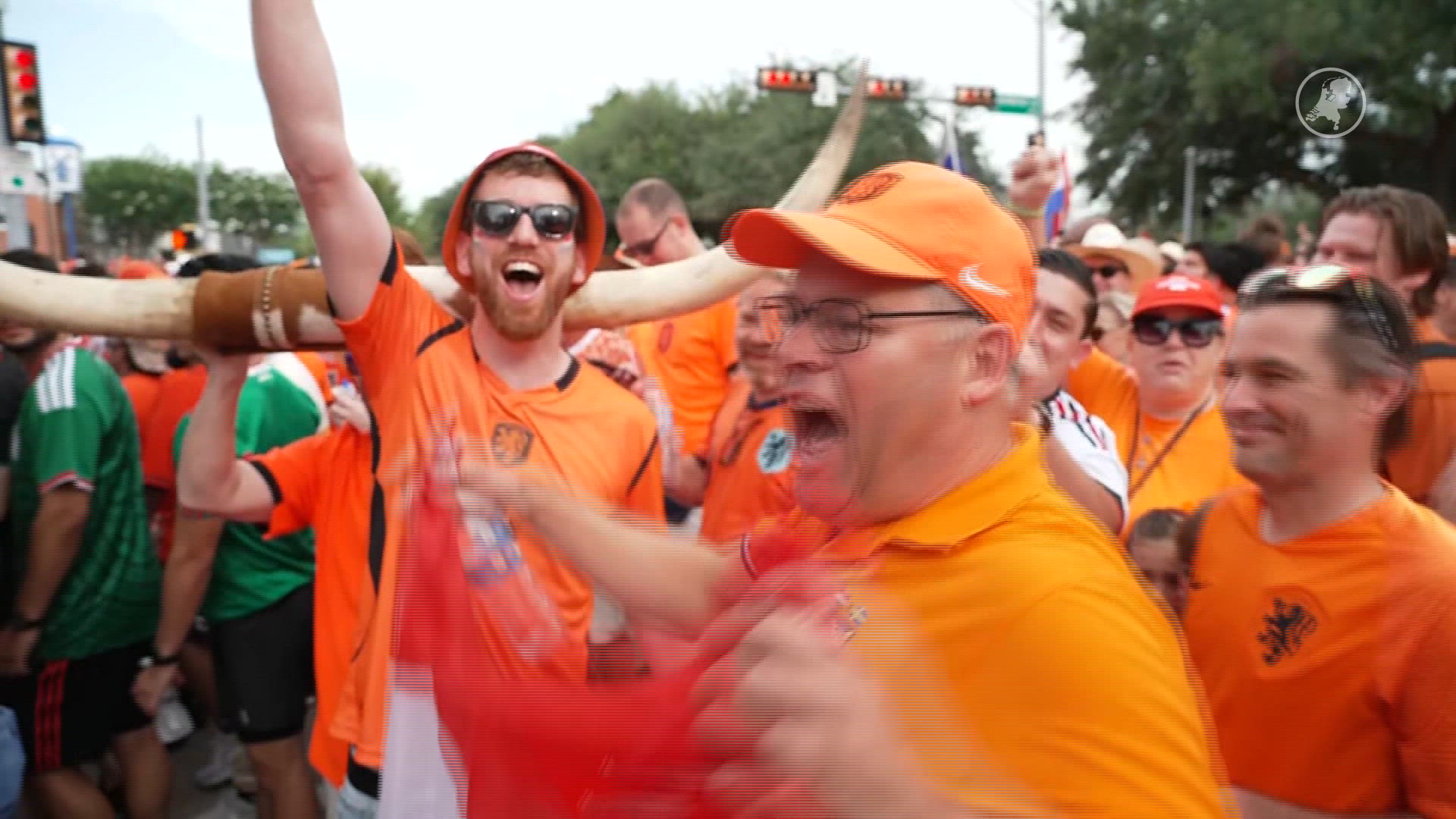 Tienduizenden fans lopen mee met Oranjemars voor wedstrijd tegen Zweden