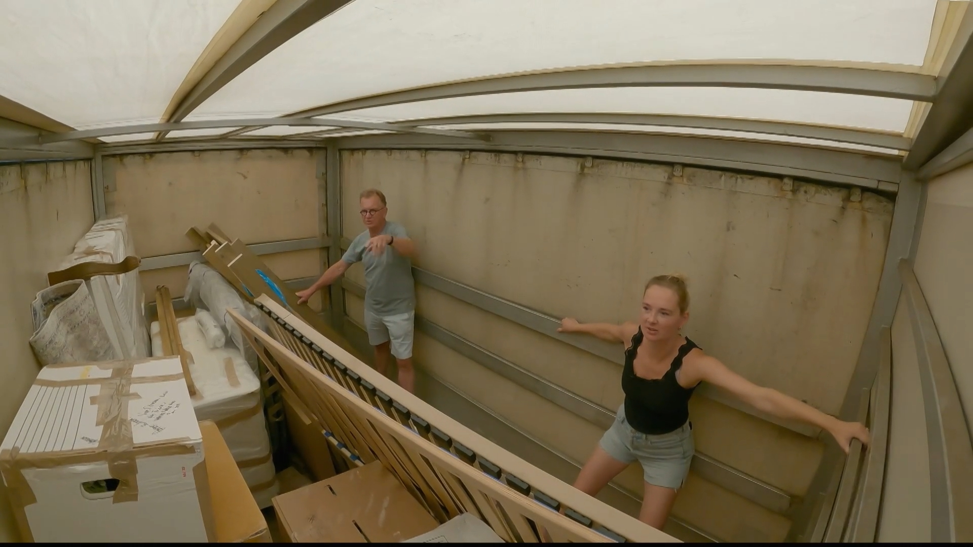 Jaap en Maxime reizen achterin de vrachtwagen mee