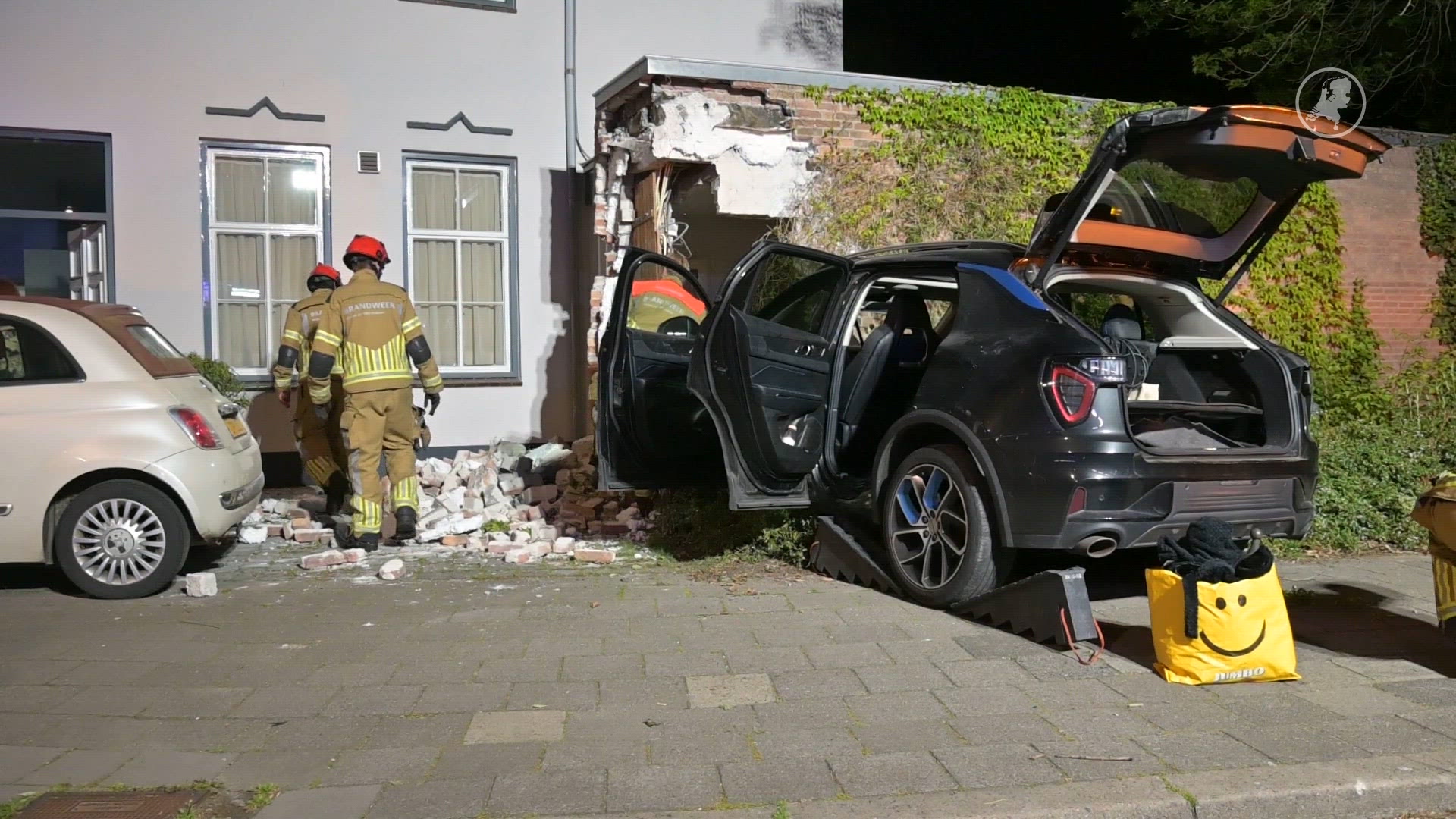 Auto rijdt woning binnen in Breda, bestuurder aangehouden