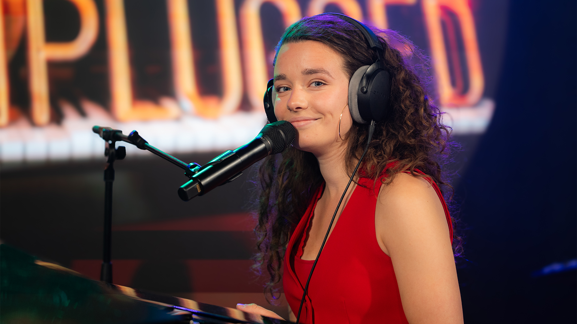 Janna doet She Knows Me Now (The Silent Song) live bij Evers &amp; co.