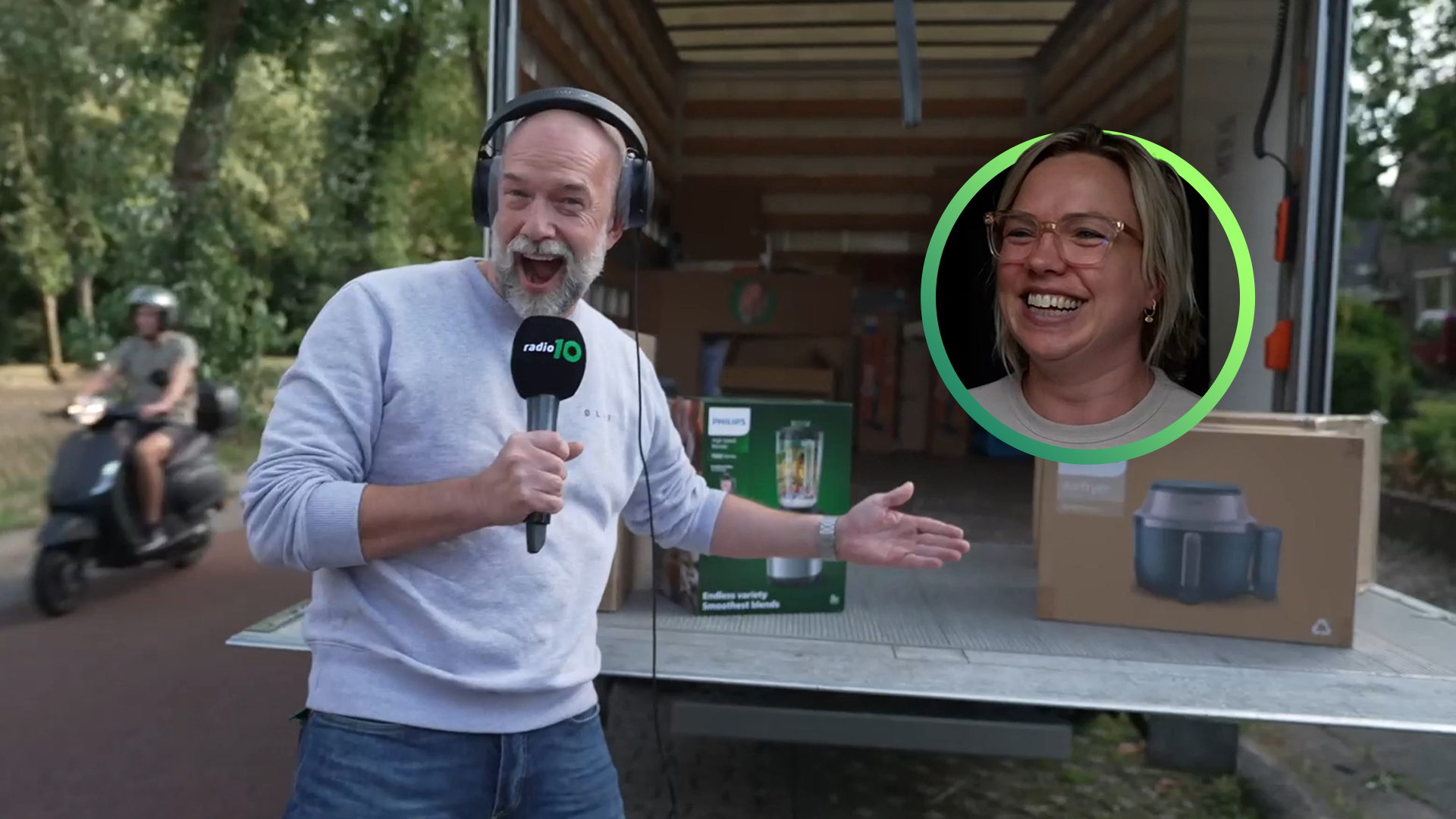 Jeroen verrast hoogzwangere Elles met fantastische prijs uit de verhuisbus!