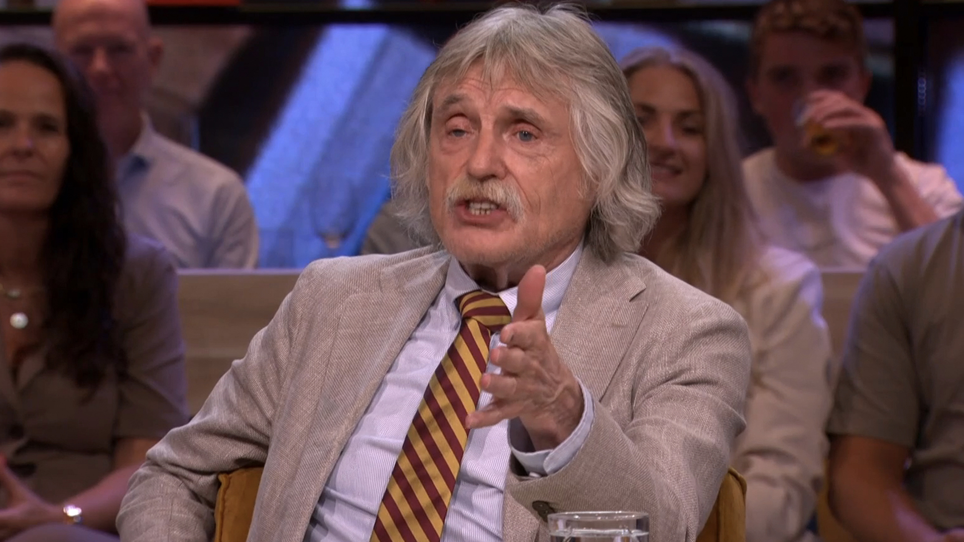 Johan Derksen bezorgd over dalende leesvaardigheid: ‘Ik heb mij daar echt boos om gemaakt!’