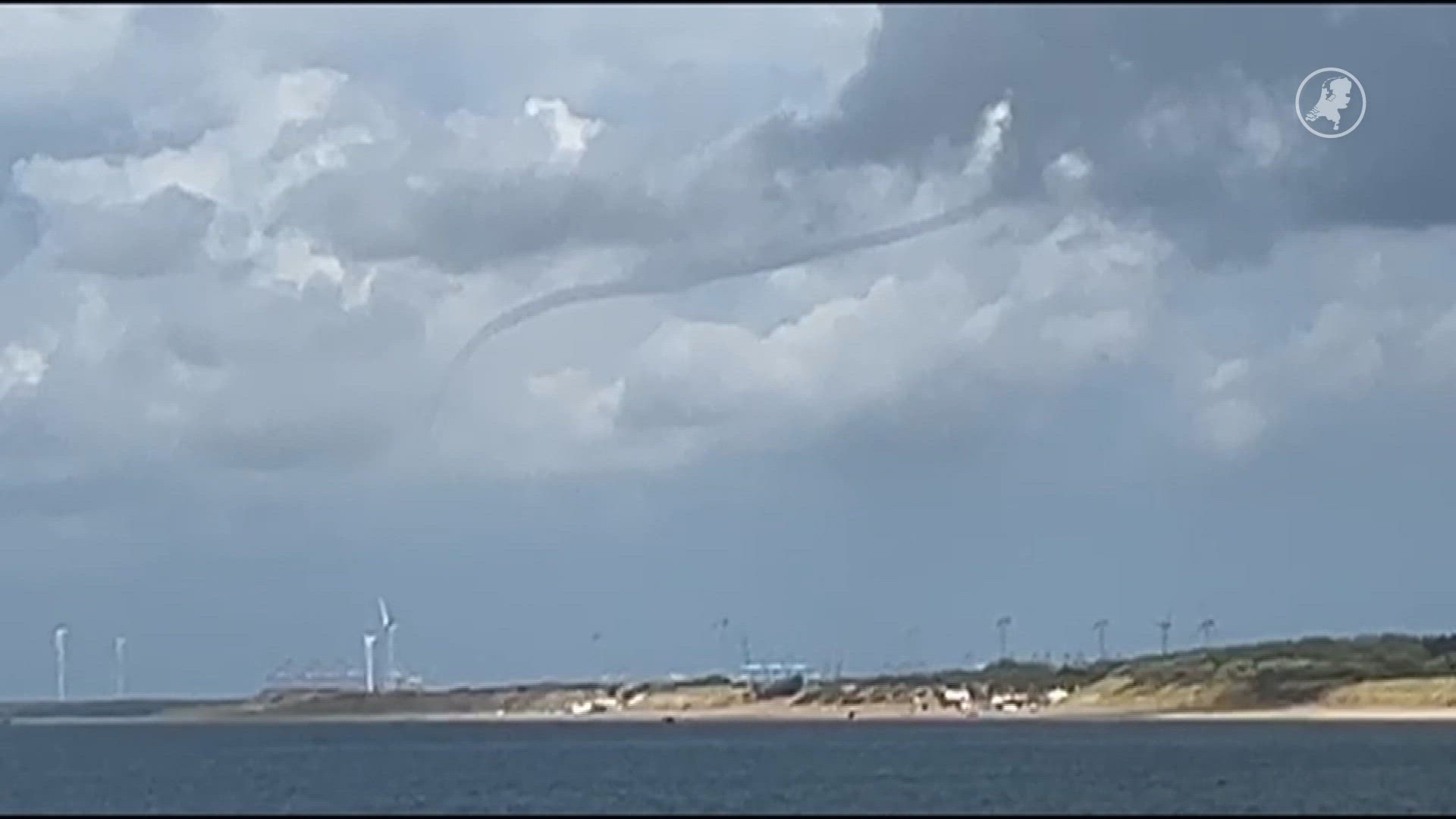 Waterhoos boven strand van Hellevoetsluis te zien