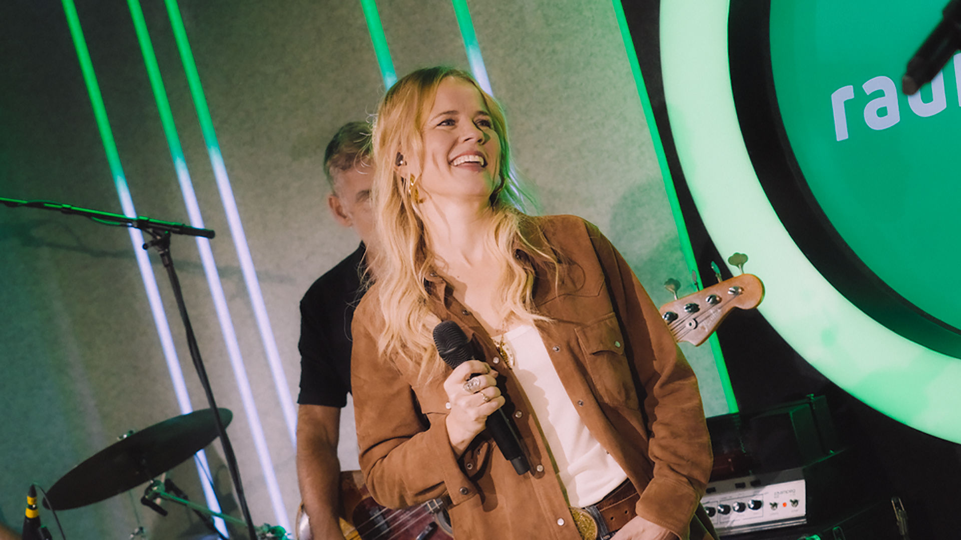 Ilse DeLange zingt haar virale hit So Incredible live bij Radio 10 Staat Op!