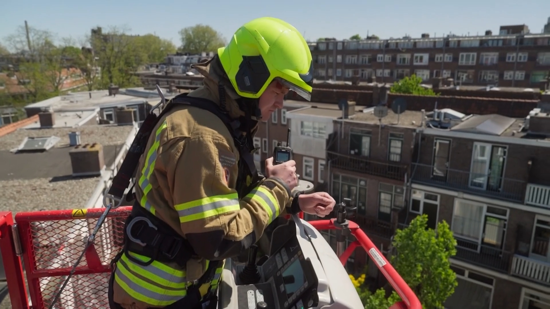 Flinke schuurbrand dreigt over te slaan naar woning
