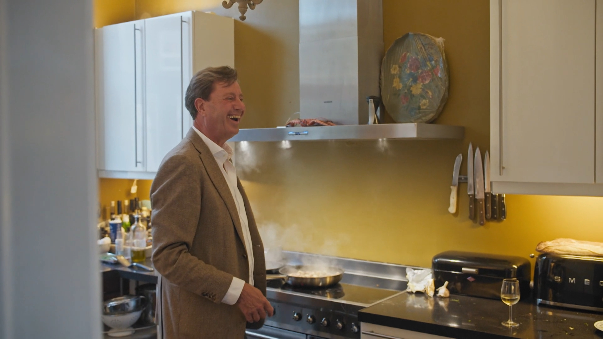 Theo laat het eten aanbranden