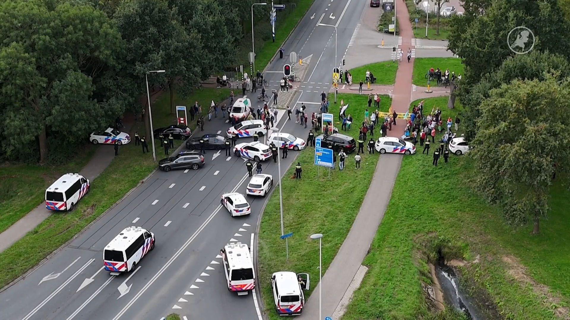 Politie houdt XR-activisten bij oprit A12 bij Zevenaar aan