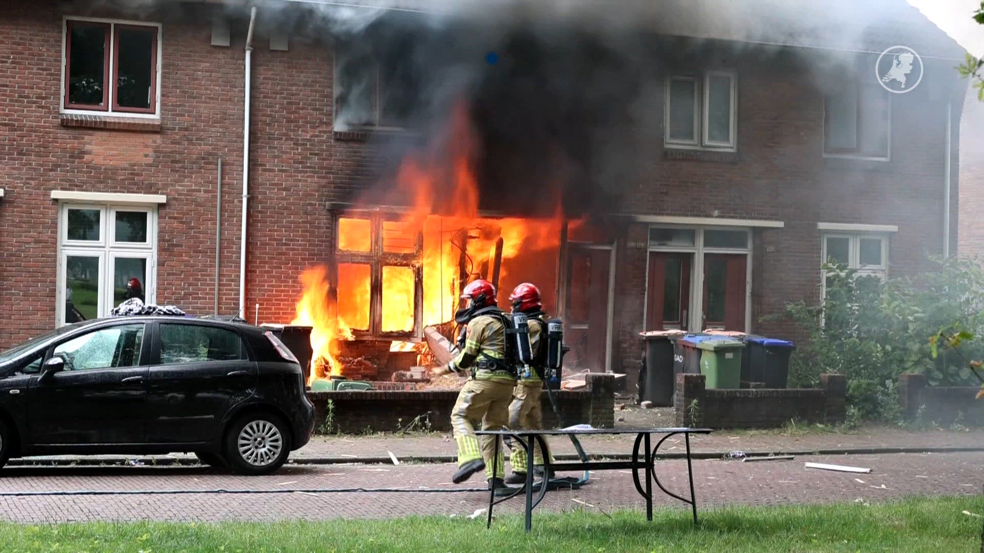 Woonblok ontruimd na brand in Huizen, zeker twee gewonden
