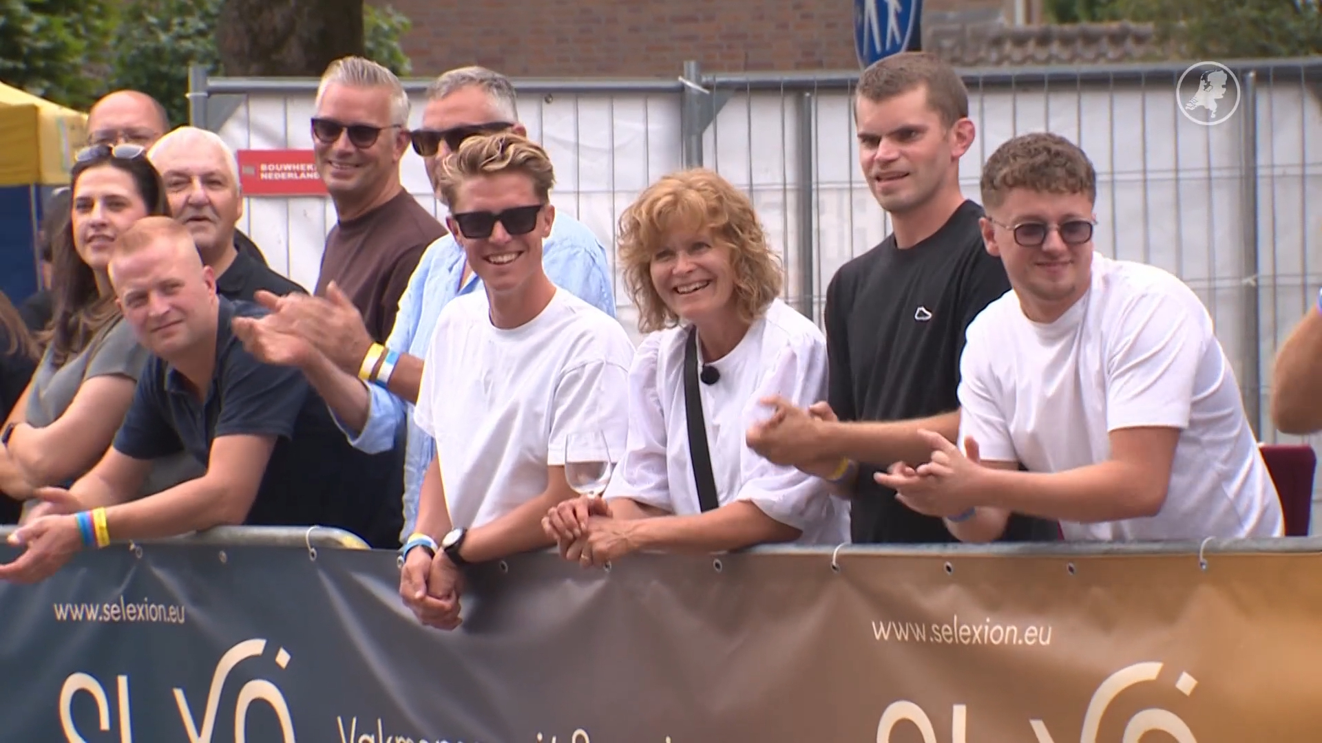 Feest in Etten-Leur: Demi Vollering gehuldigd na tweede Tourzege
