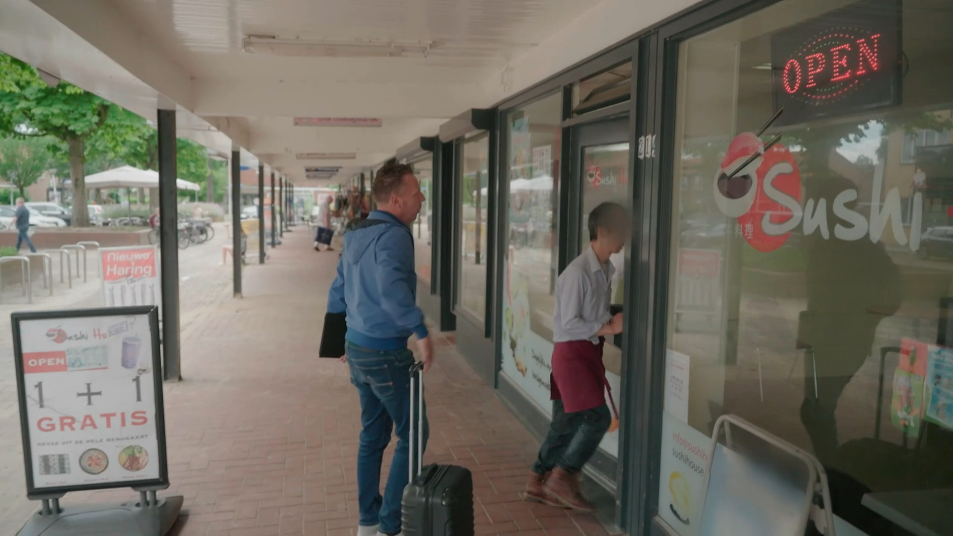 Sushichef vlucht naar binnen zodra hij Rob Geus ziet