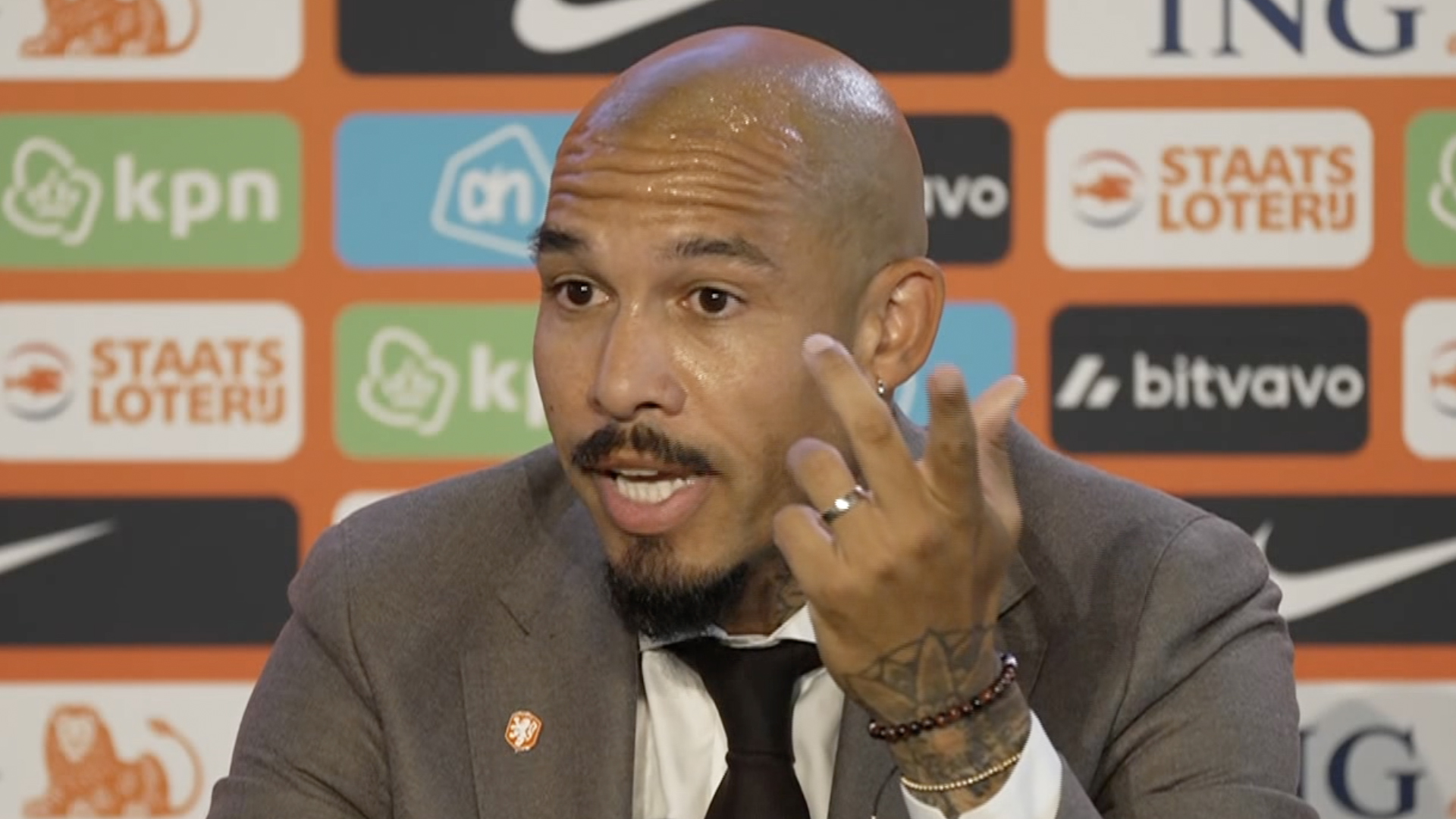 Nigel de Jong heeft het zichtbaar warm tijdens vragen van journalisten bij presentatie Xavi