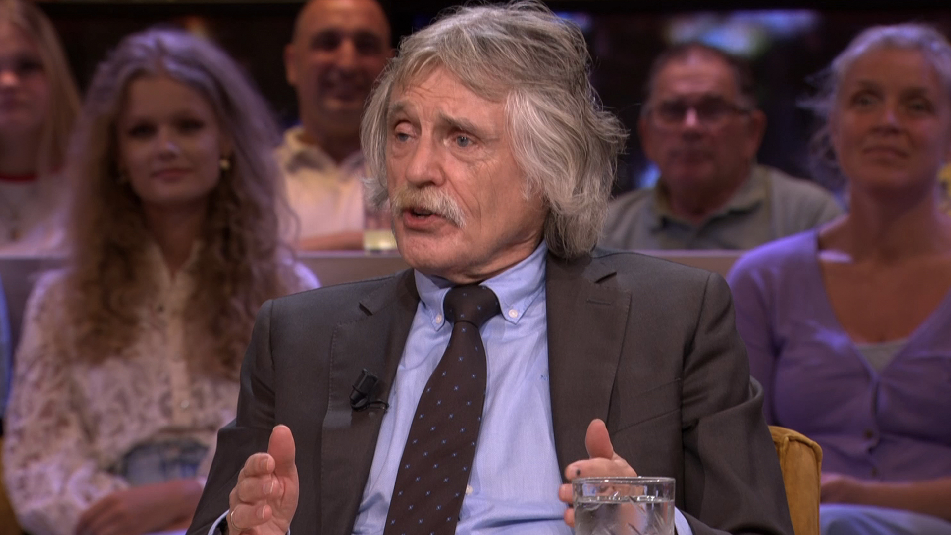 Johan Derksen kritisch op onderhoud Nederlandse snelwegen: ‘Dit zijn toch derdewereldproblemen?!’