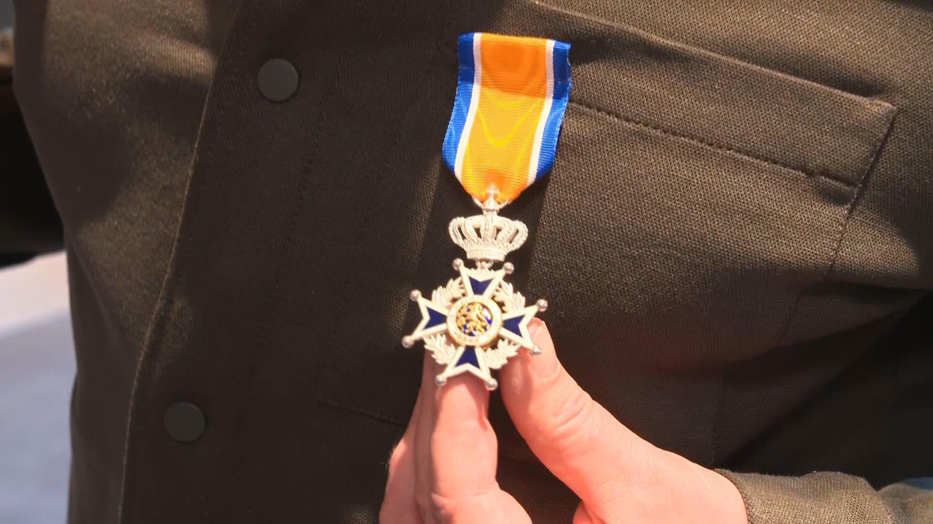 Van Oranje-fan tot lintje: Henk van Beek onderscheiden in Uithoorn