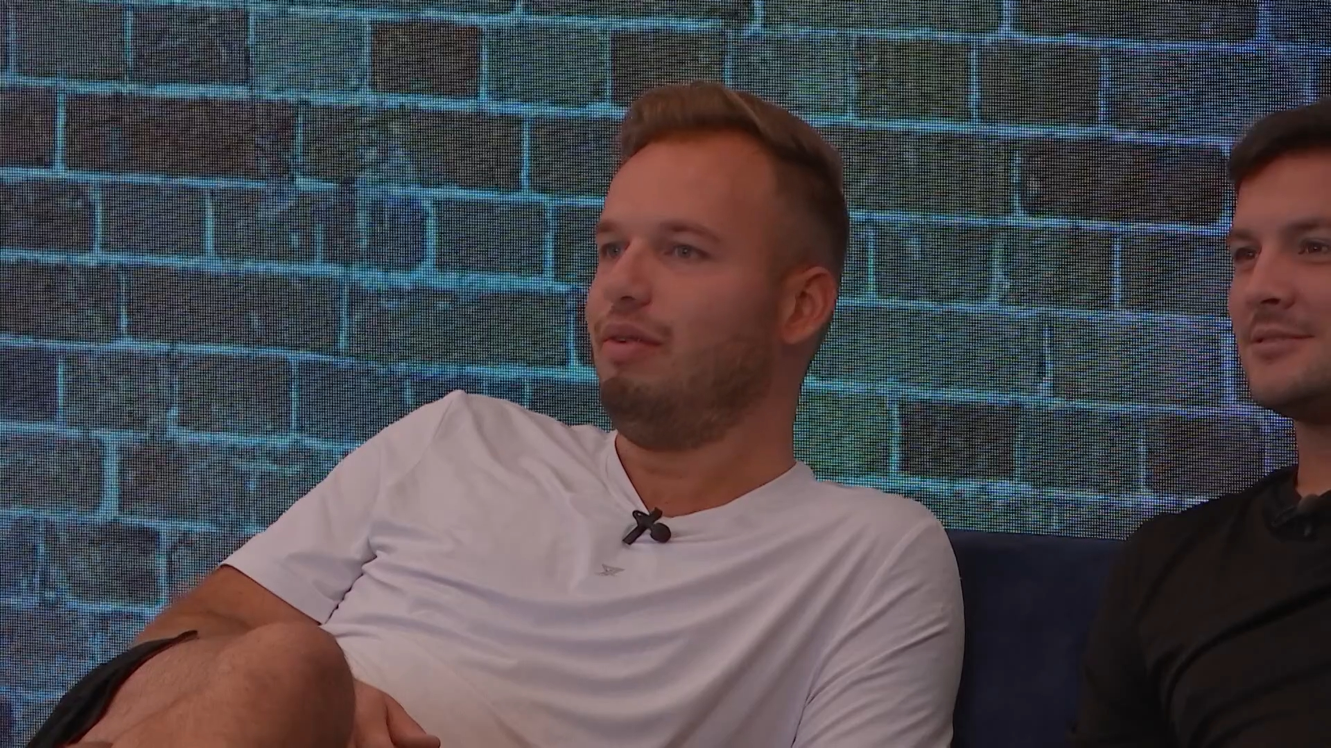 Délano's humeur slaat om zodra Dylan zonder shirt verschijnt