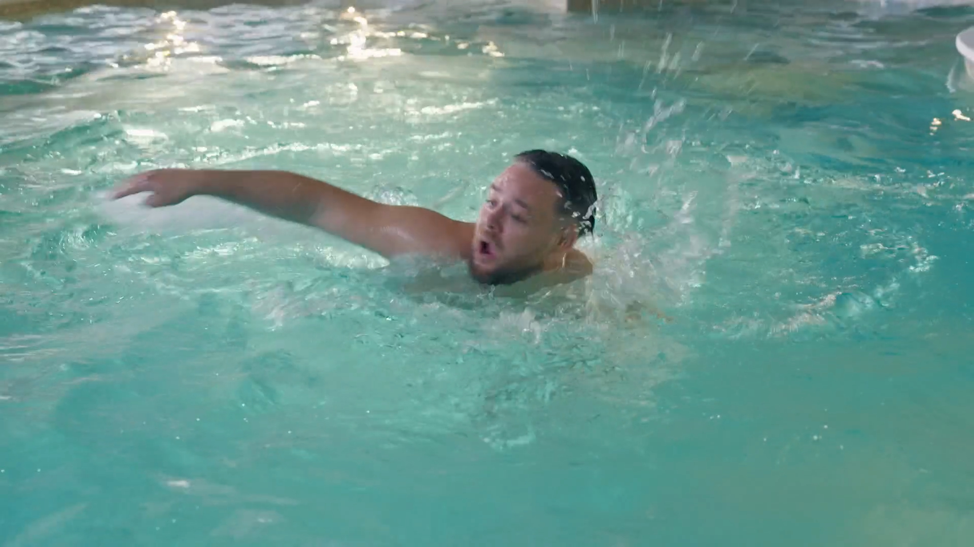 Fitboy Mark werkt aan z'n conditie in het zwembad