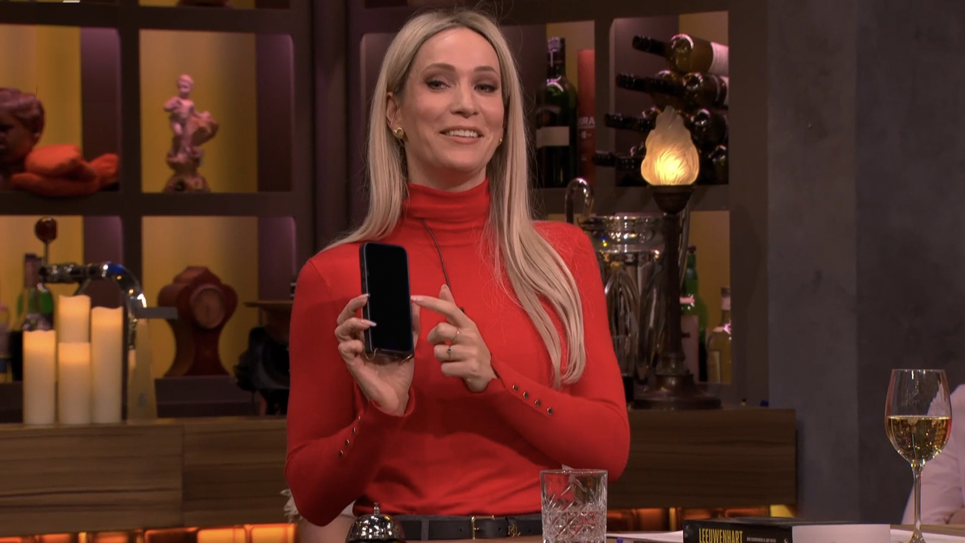 Hélène Hendriks corrigeert gast in live uitzending na appje: 'Je zit uit je nek te lullen!'