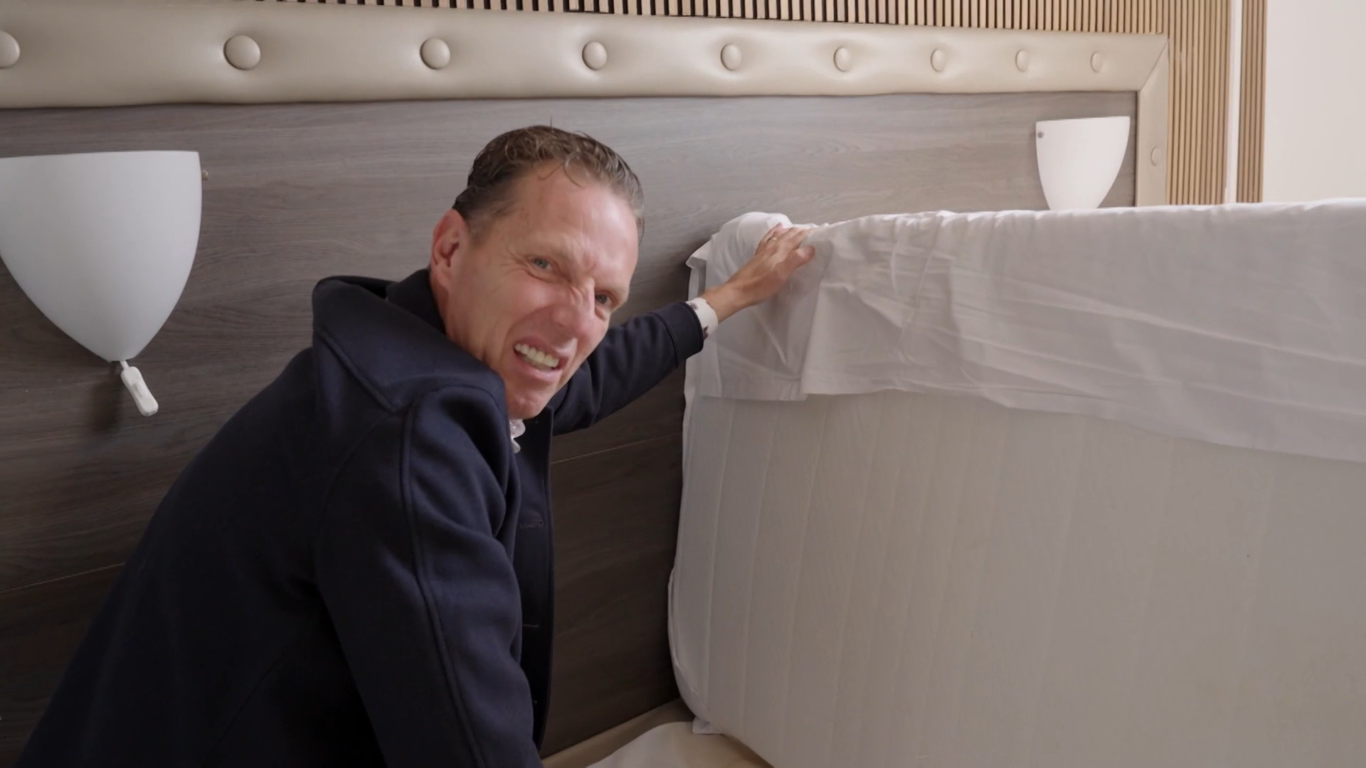 Schokkend: kijk altijd onder je matras in het hotel