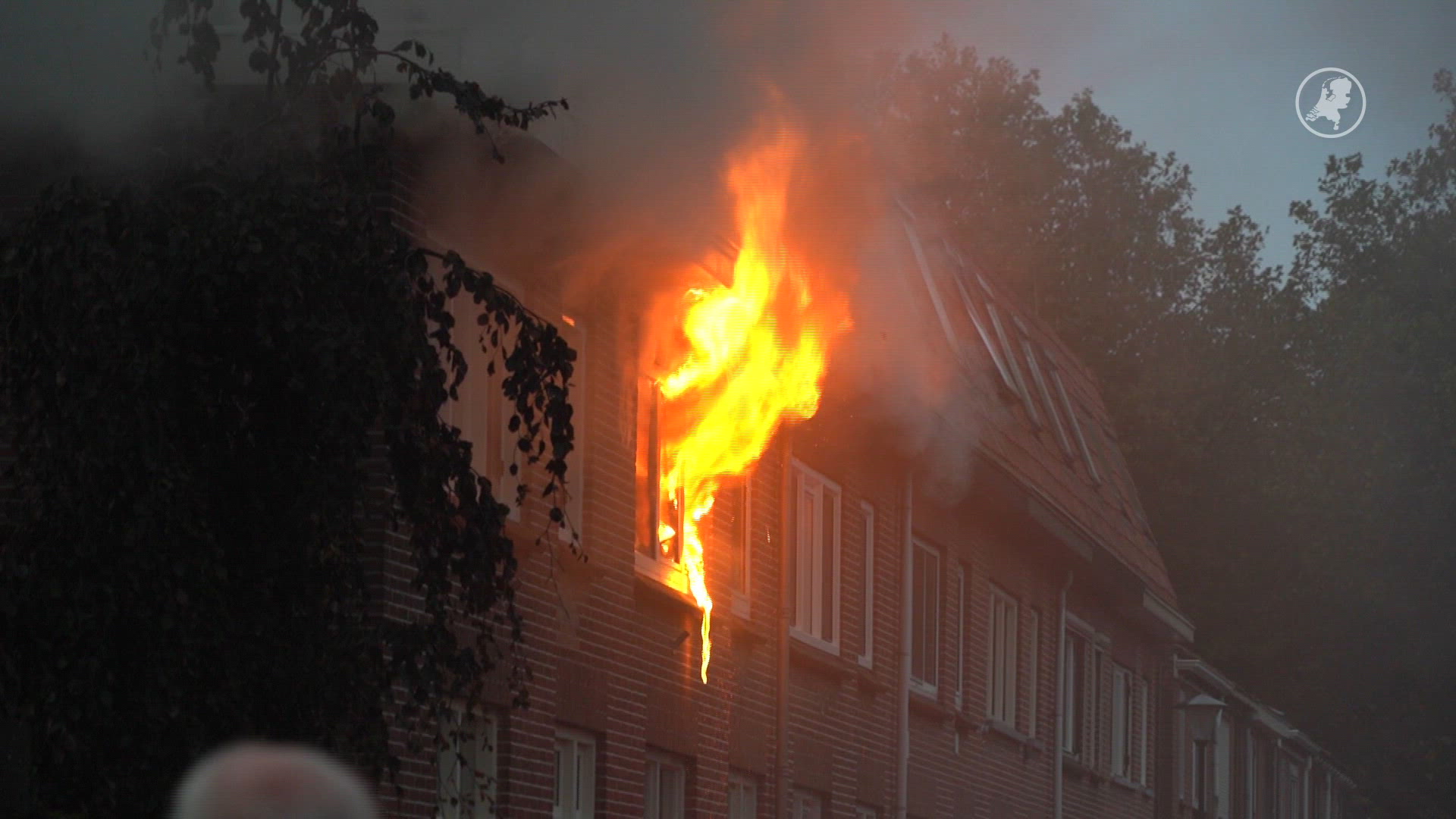 Uitslaande woningbrand in Enkhuizen, omliggende huizen ontruimd