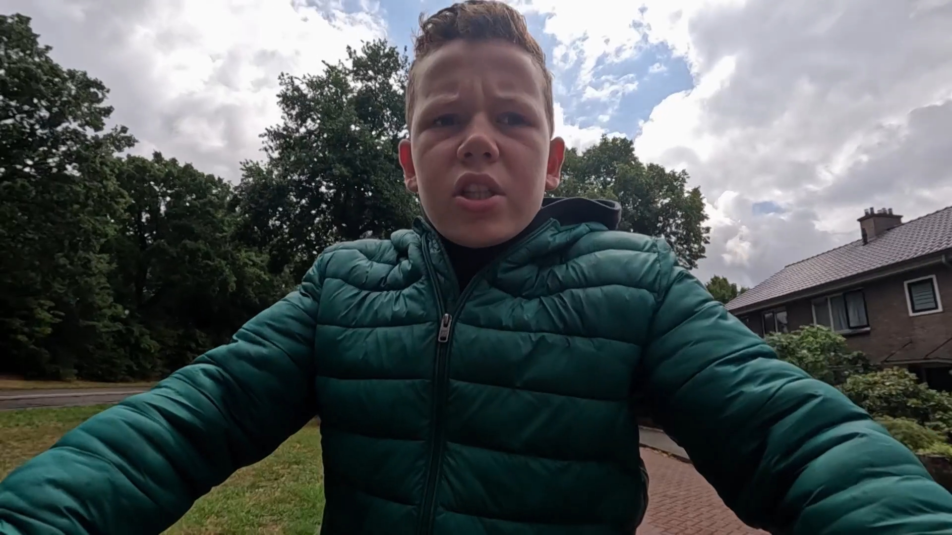 De kinderen van Leo maken een botsing met de fiets