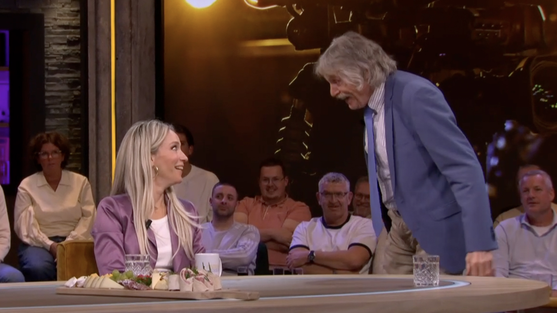 Johan Derksen staat plotseling op tijdens het vertellen van anekdote: 'Toen was alles weg!'