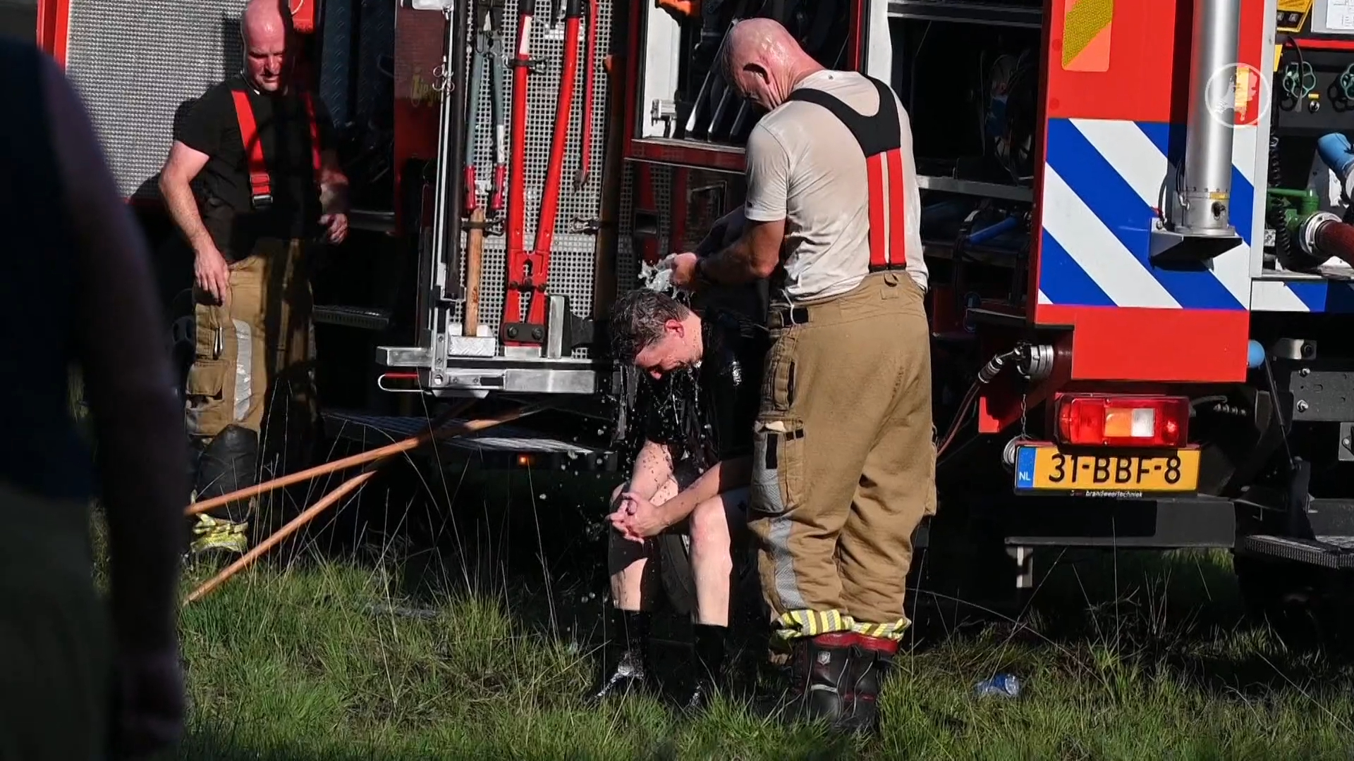 Brandweermannen zoeken verkoeling bij elkaar bij natuurbrand Goirle