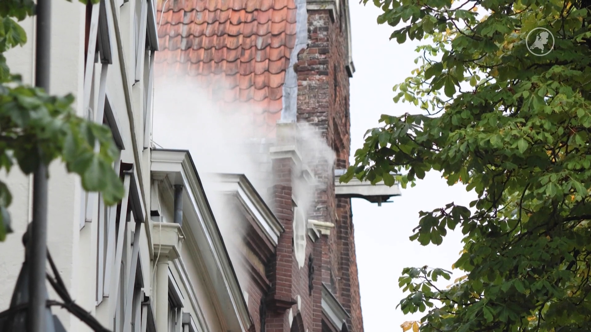 Grote woningbrand aan Brink in Deventer, veel rook vrijgekomen