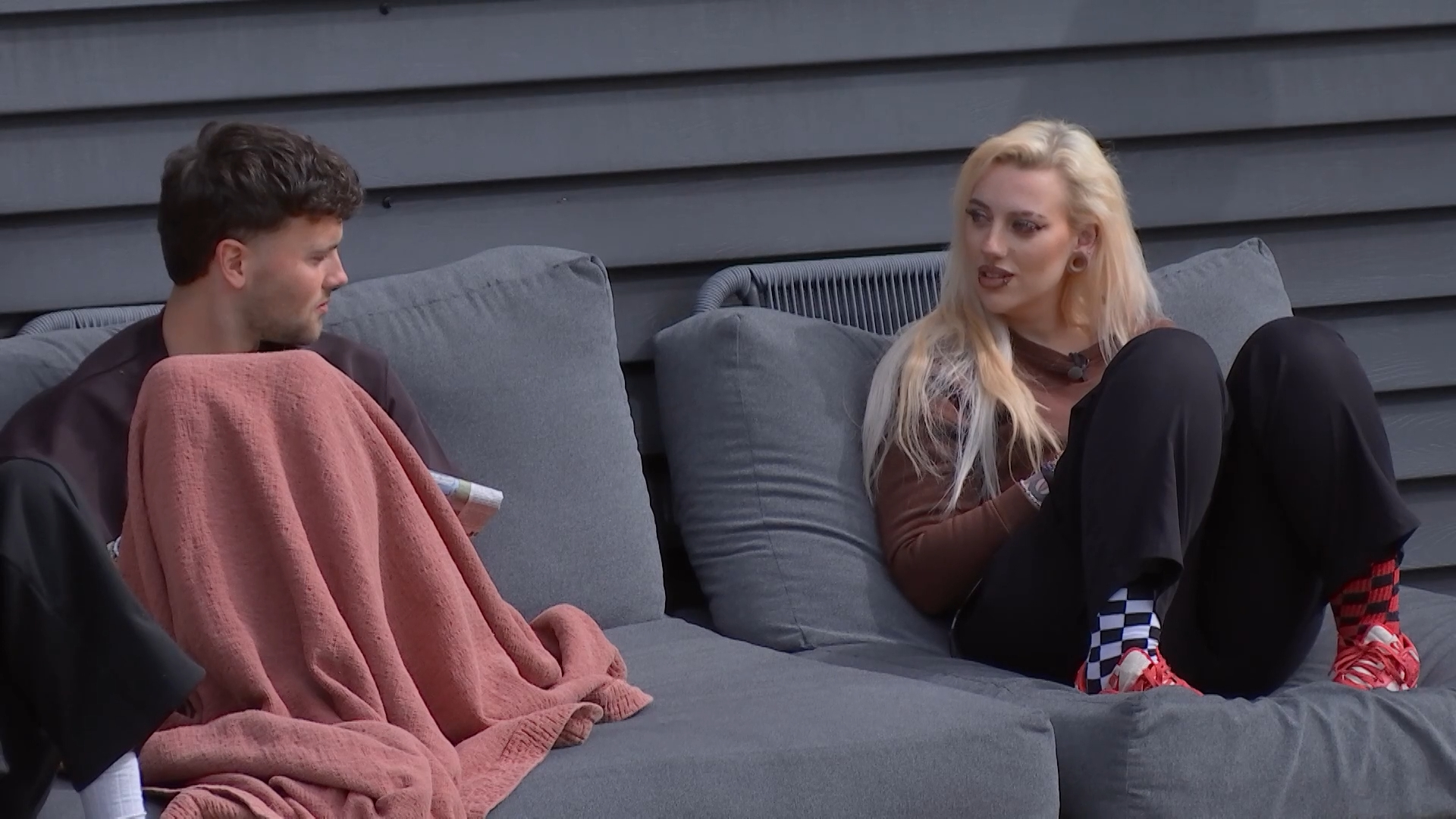 Fianca krijgt geen reactie van thuis