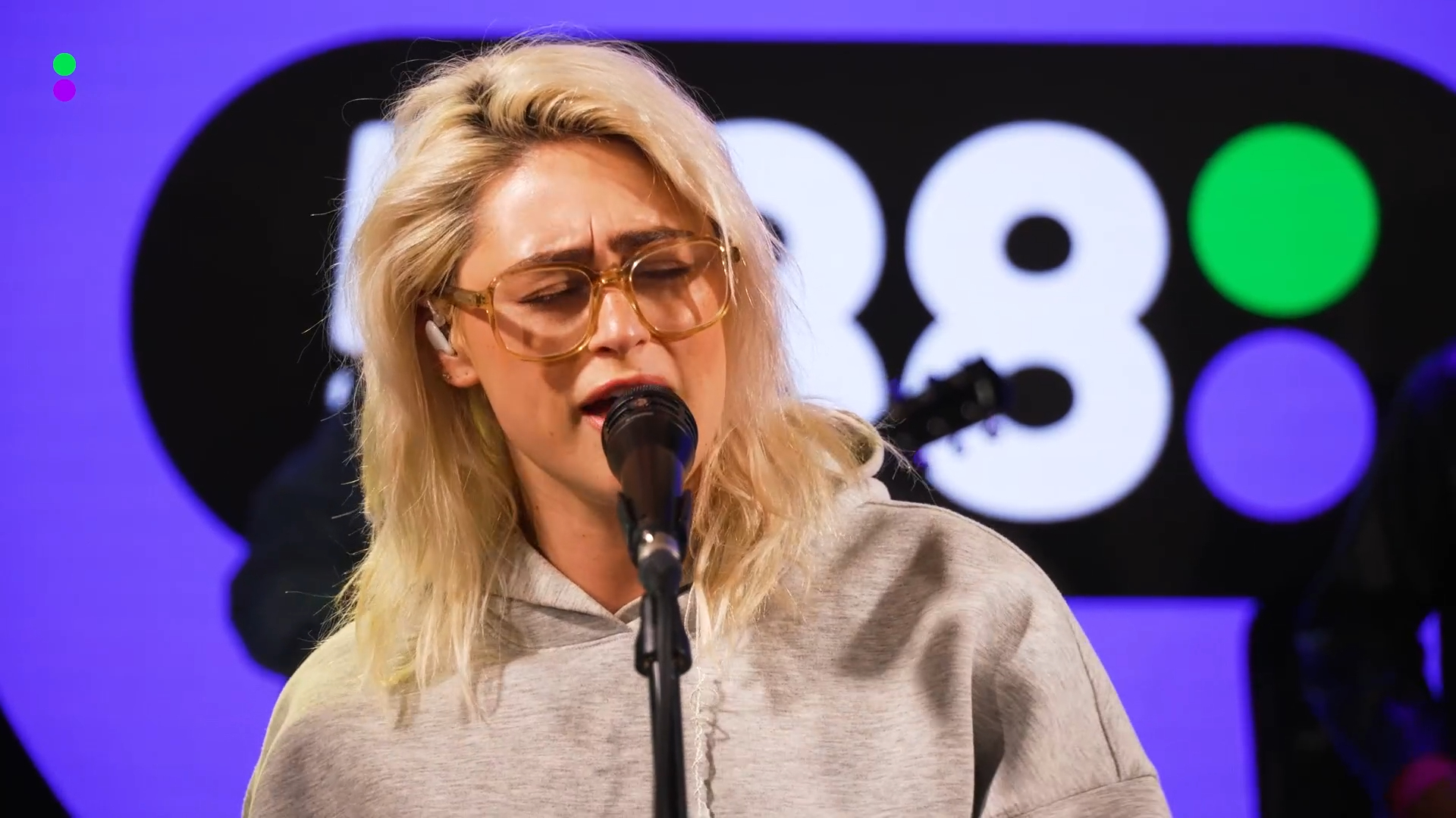 Bente zingt Parachute live op Radio 538!