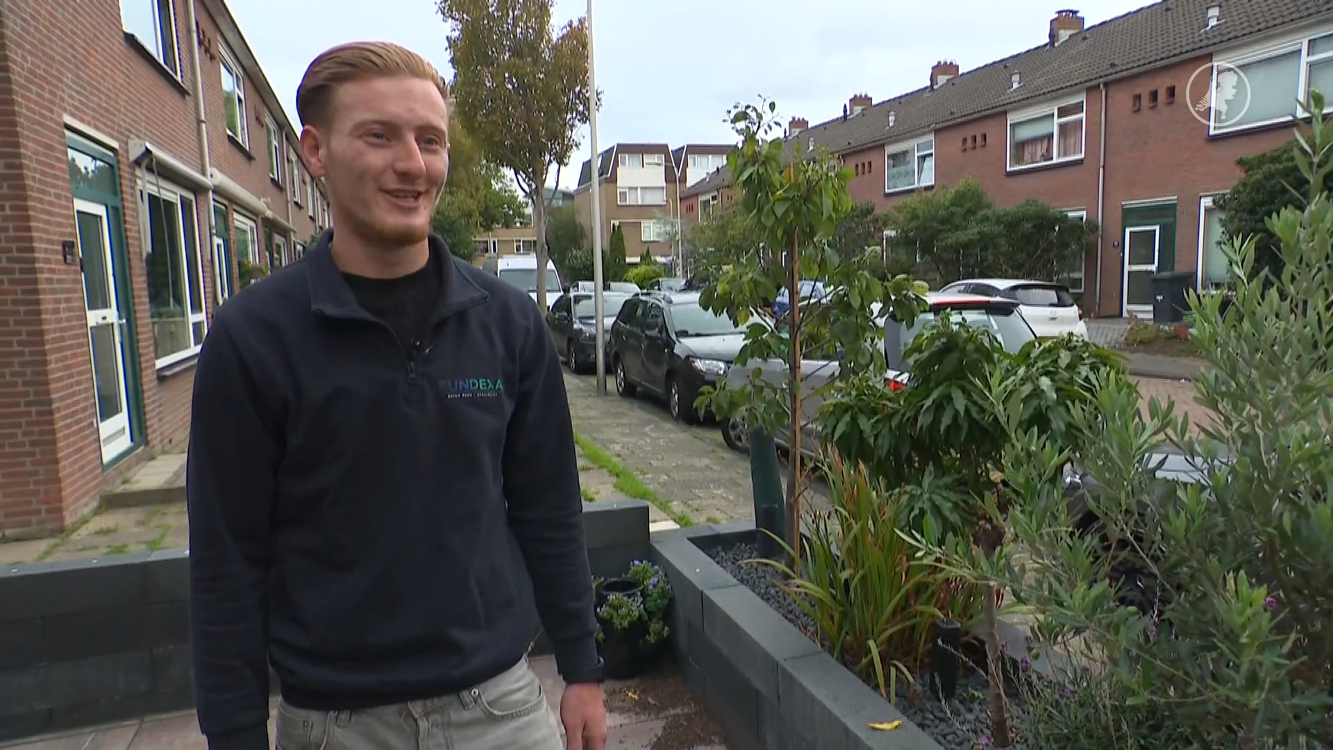 Tom (23) schrikt zich het leplazarus na ontmoeting met slang in voortuin